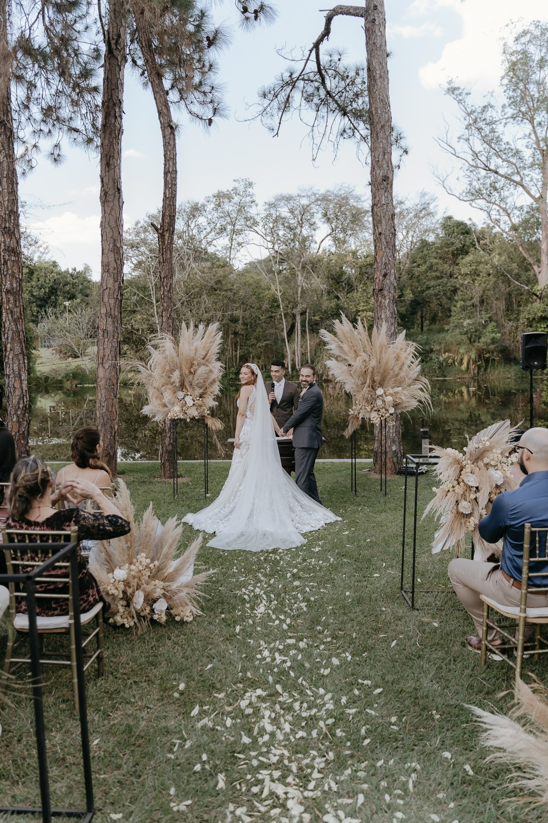 Vivian e Paulo viveram um casamento cheio de emoção no Espaço Bodocó, em Betim. O estilo boho folk deu personalidade à celebração registrada pela Edu e Josi Fotografia através da fotografia documental.
