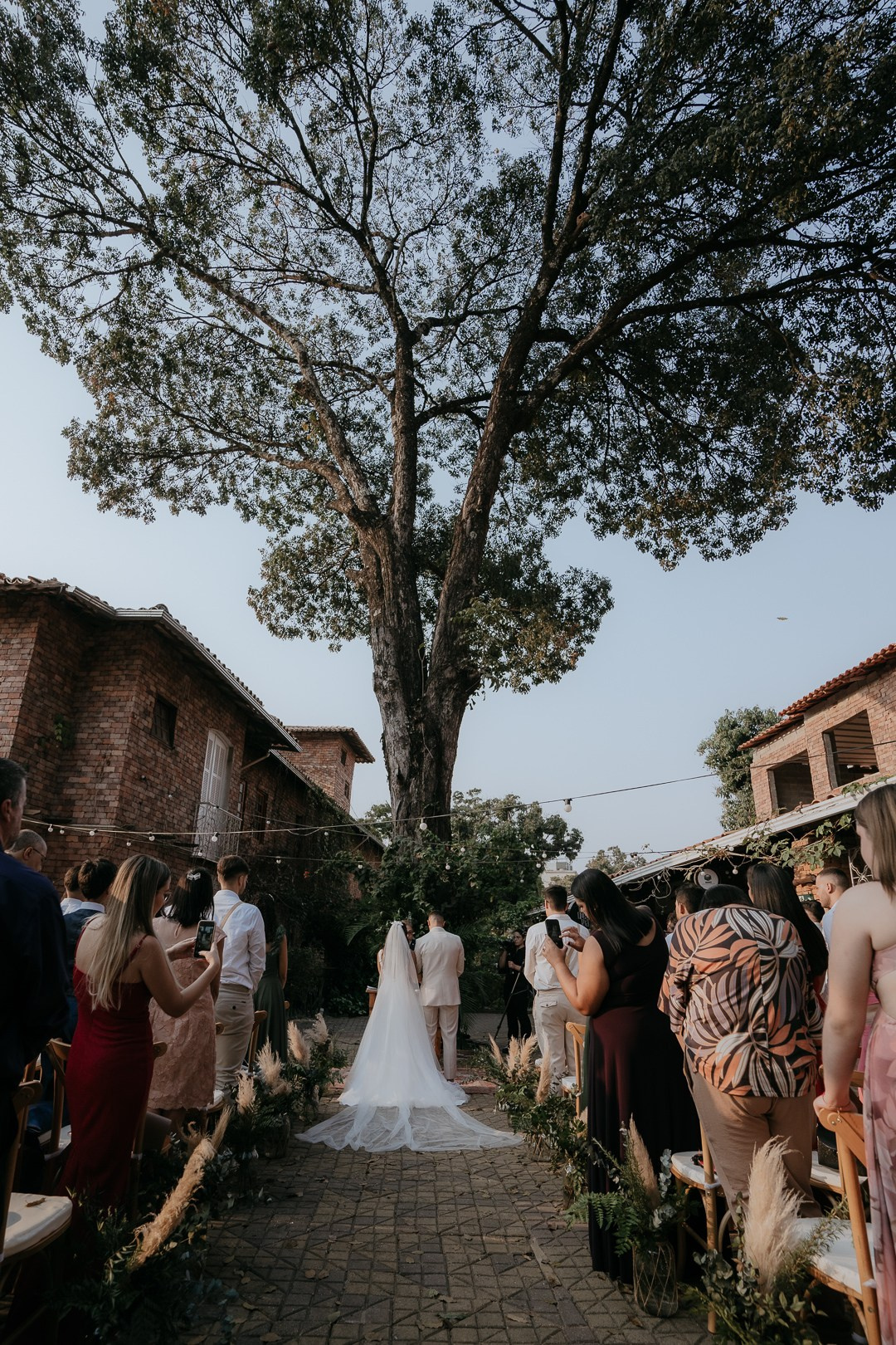 Casamento documental no Vila Rica Pampulha MG com Débora e André e cobertura espontânea da Edu e Josi Fotografia ao entardecer.