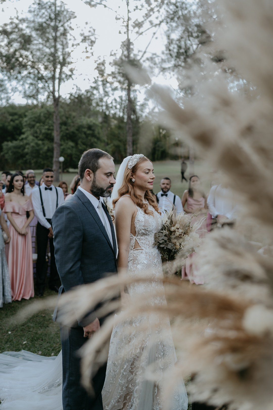 Casamento documental no Espaço Bodocó em Betim com Vivian e Paulo, trazendo uma estética boho folk natural e elegante. A Edu e Josi Fotografia registrou cada detalhe com sensibilidade.