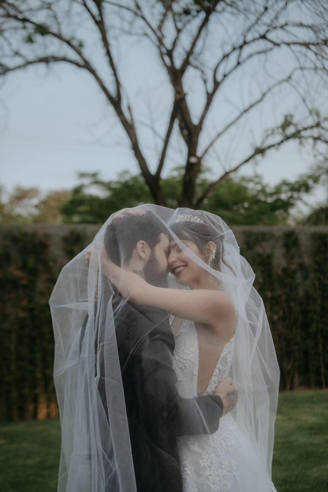 Fotografia de casamento documental em Belo Horizonte no Liac Pampulha. Cecília e João em imagens naturais e refinadas registradas com autenticidade e sensibilidade.