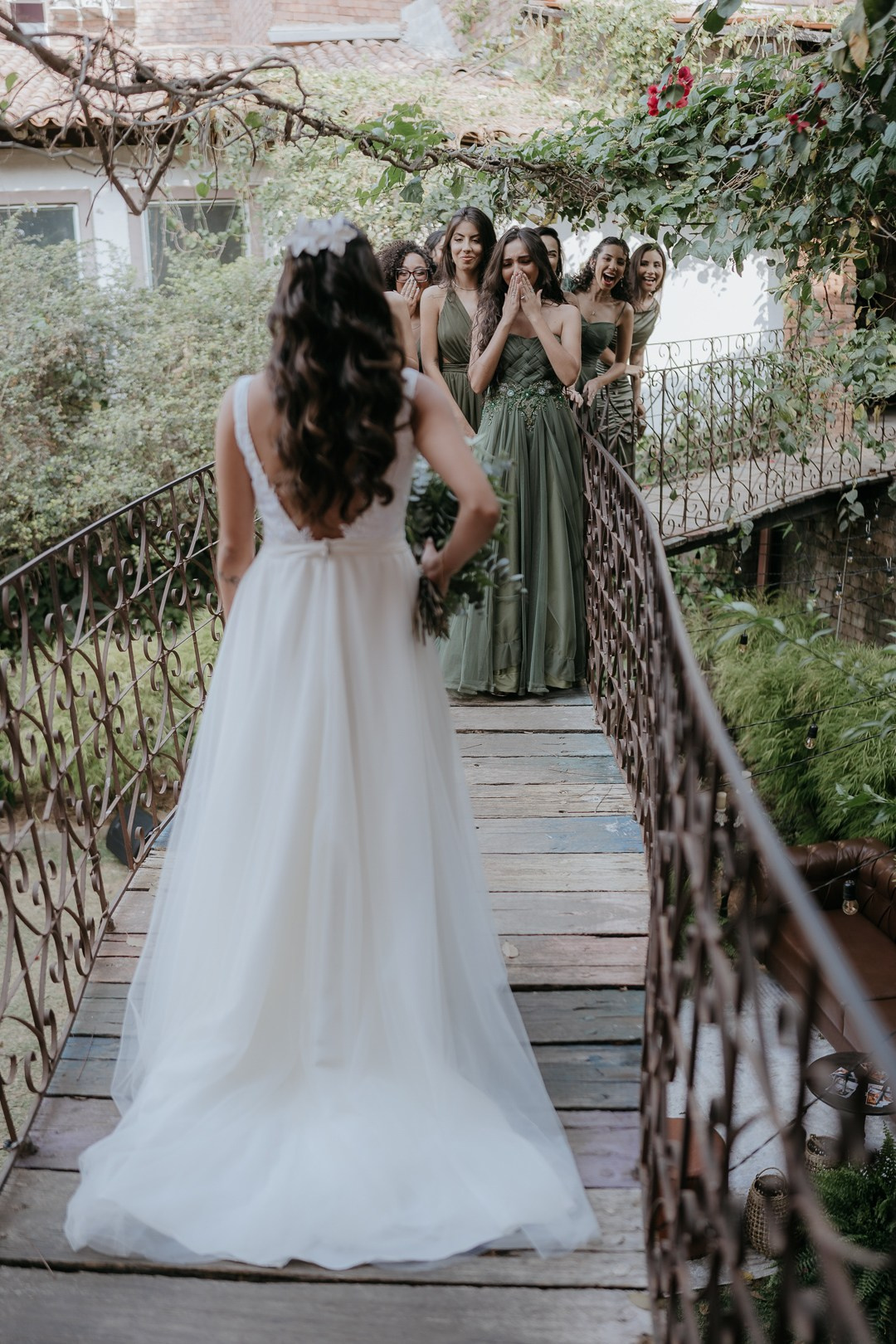 Débora e André celebraram um casamento intimista no Vila Rica Pampulha MG com cobertura espontânea da Edu e Josi Fotografia ao entardecer.