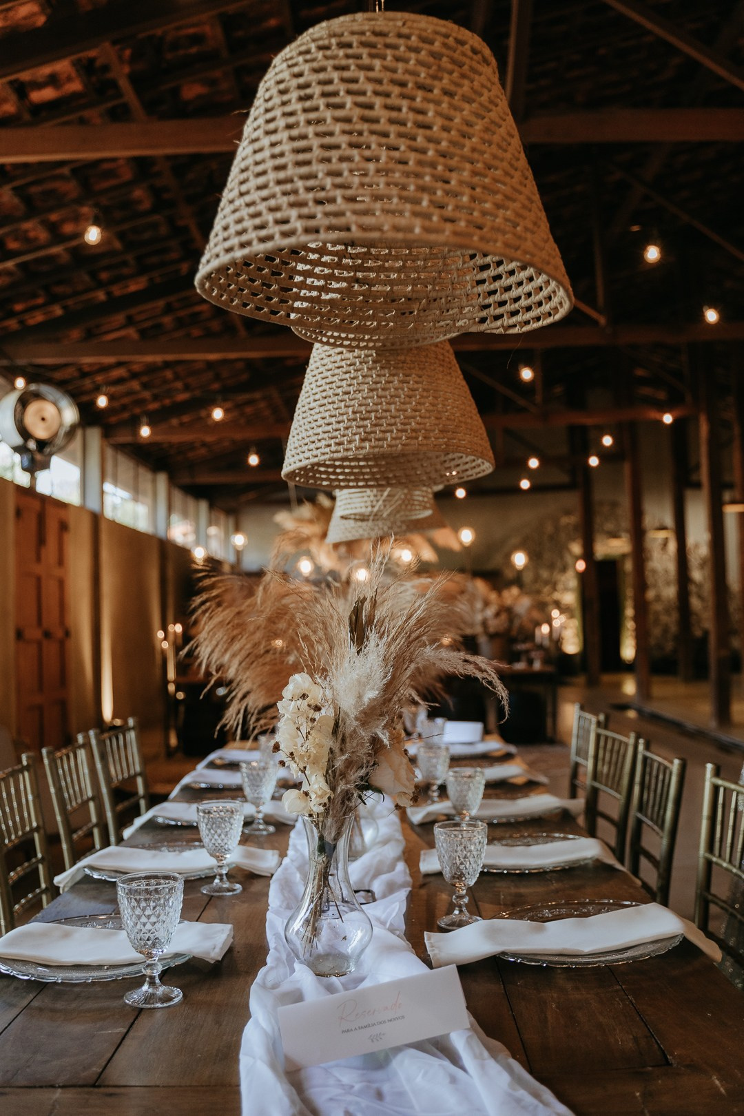 Vivian e Paulo celebraram um casamento boho folk cheio de emoção no Espaço Bodocó, em Betim. A Edu e Josi Fotografia registrou cada detalhe com fotografia documental, espontânea e verdadeira, valorizando momentos reais e conexões sinceras.