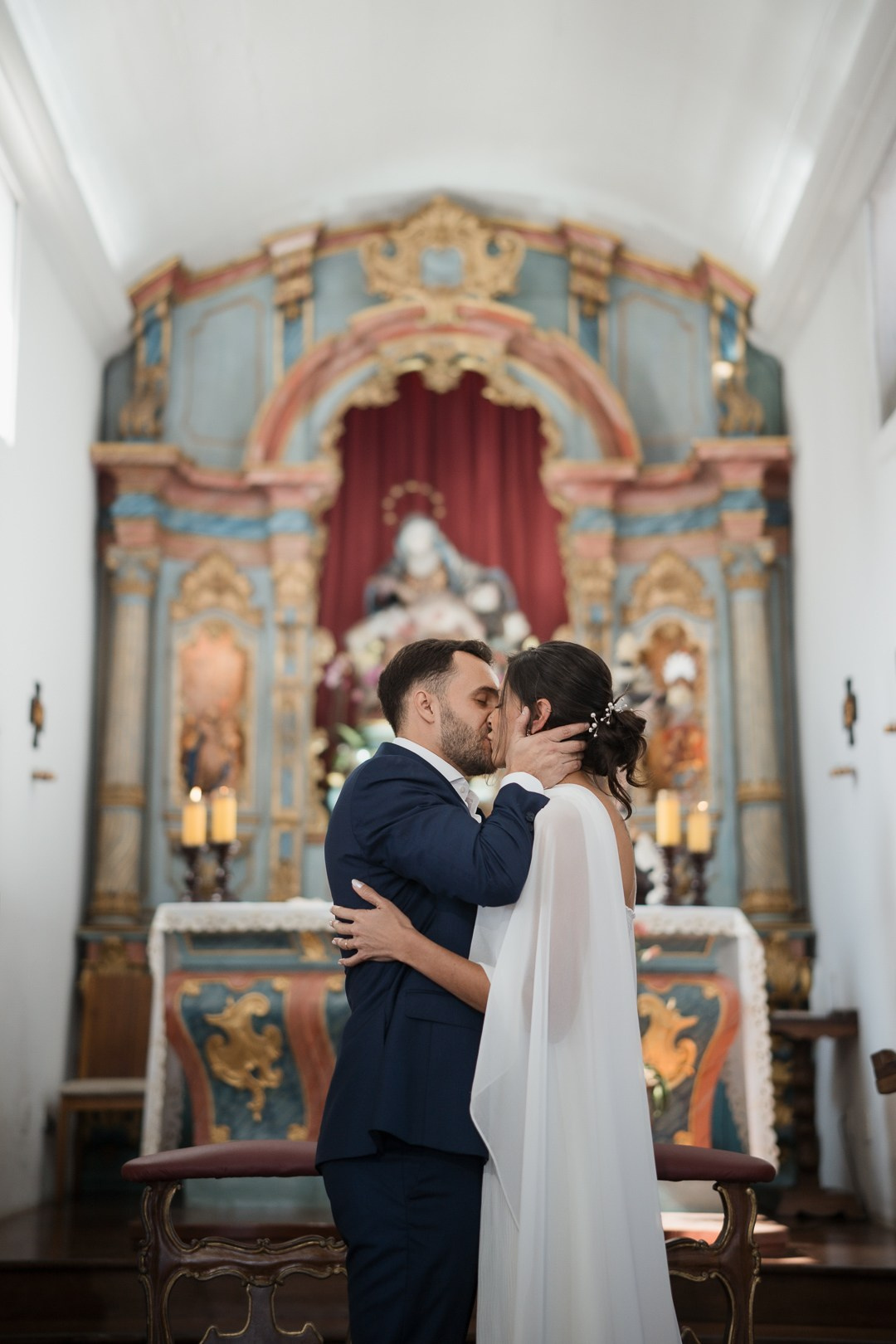 Julianne e Helder tiveram um casamento inesquecível na Capela da Serra da Piedade com fotografia documental da Edu e Josi Fotografia cheia de emoção e autenticidade.