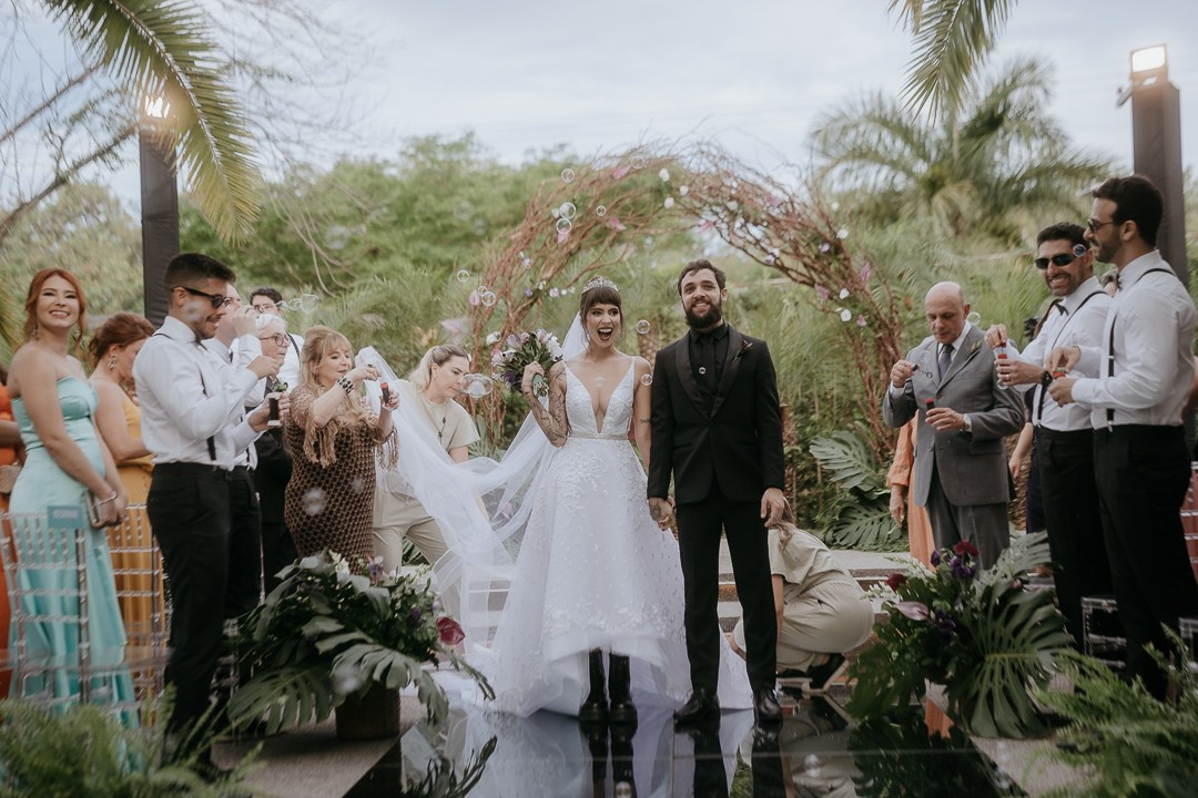 Liac Pampulha recebeu o casamento de Cecília e João em Belo Horizonte, registrado com um olhar documental e sensível, criando fotografias naturais e sofisticadas cheias de autenticidade.