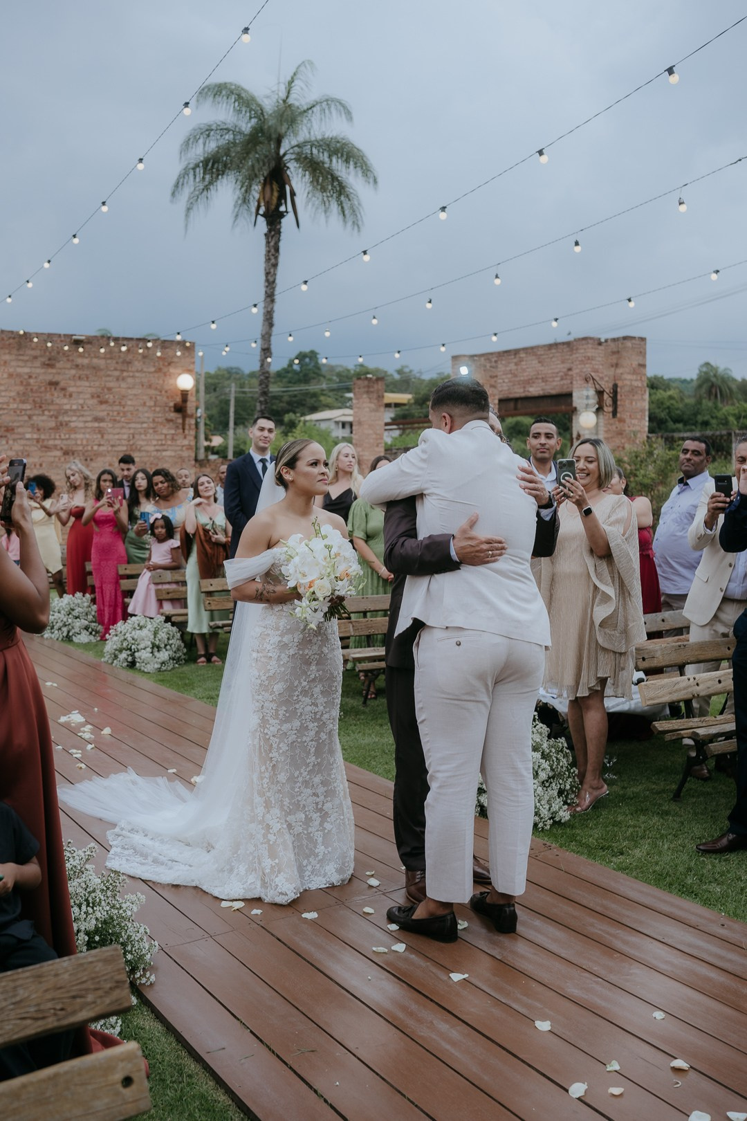 Fotografia de casamento em Betim no Olaria Eventos com Inga e Jack registrada pela Edu e Josi Fotografia com olhar documental e elegante.