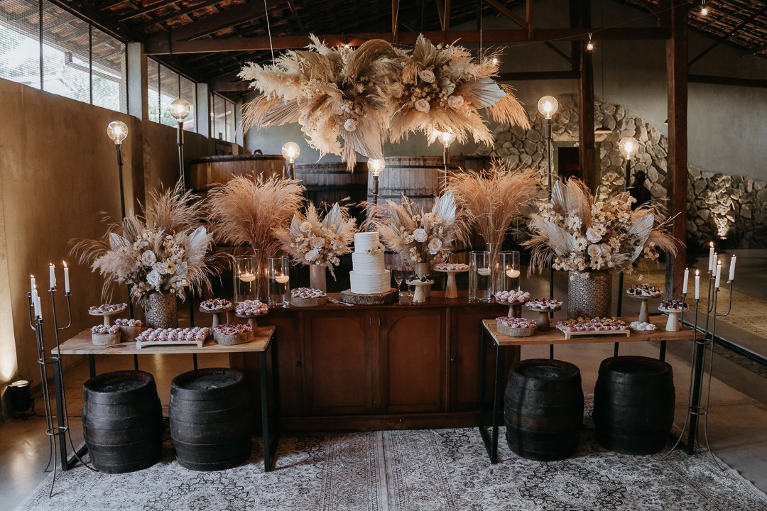 Casamento boho folk de Vivian e Paulo no Espaço Bodocó em Betim com cerimônia emocionante, detalhes naturais e festa intensa. A Edu e Josi Fotografia registrou tudo de forma espontânea e autêntica.