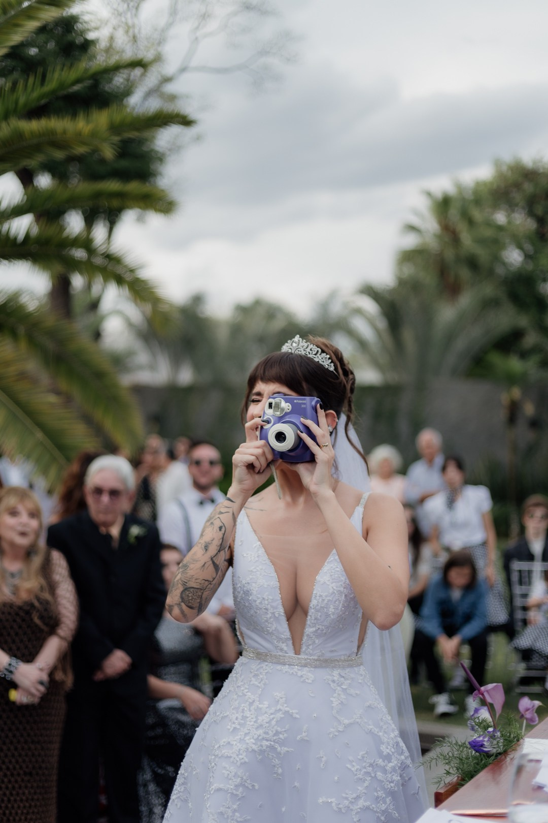 Casamento documental no Liac Pampulha, em Belo Horizonte, com Cecília e João em imagens naturais, cheias de emoção e registradas de maneira leve, sofisticada e atemporal.