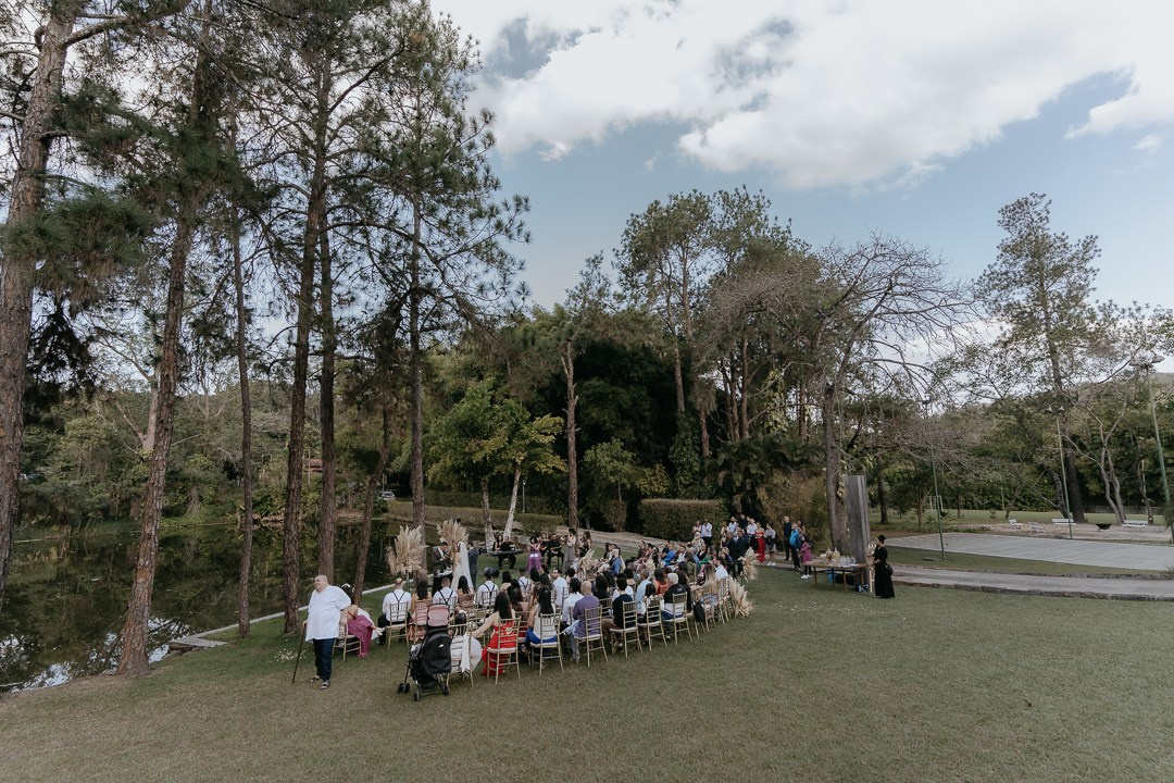 Vivian e Paulo celebraram um casamento boho folk no Espaço Bodocó em Betim com muita emoção, natureza e momentos espontâneos. A Edu e Josi Fotografia registrou cada detalhe através da fotografia documental e autêntica.