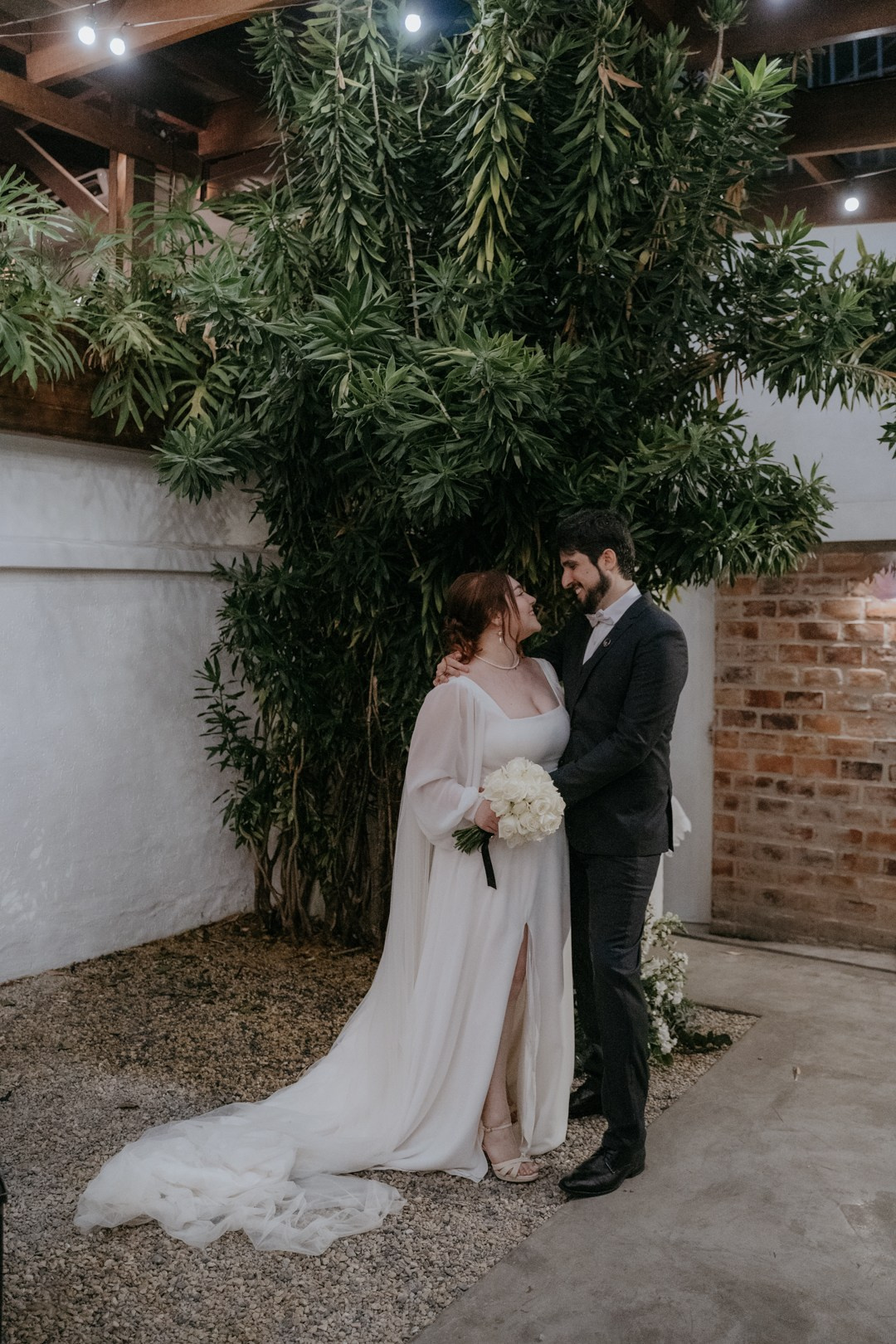 O Lá Tertúlia foi palco do casamento intimista de Ayla e Adriano em Belo Horizonte MG. A Edu e Josi Fotografia registrou cada instante através da fotografia documental, valorizando emoções verdadeiras.