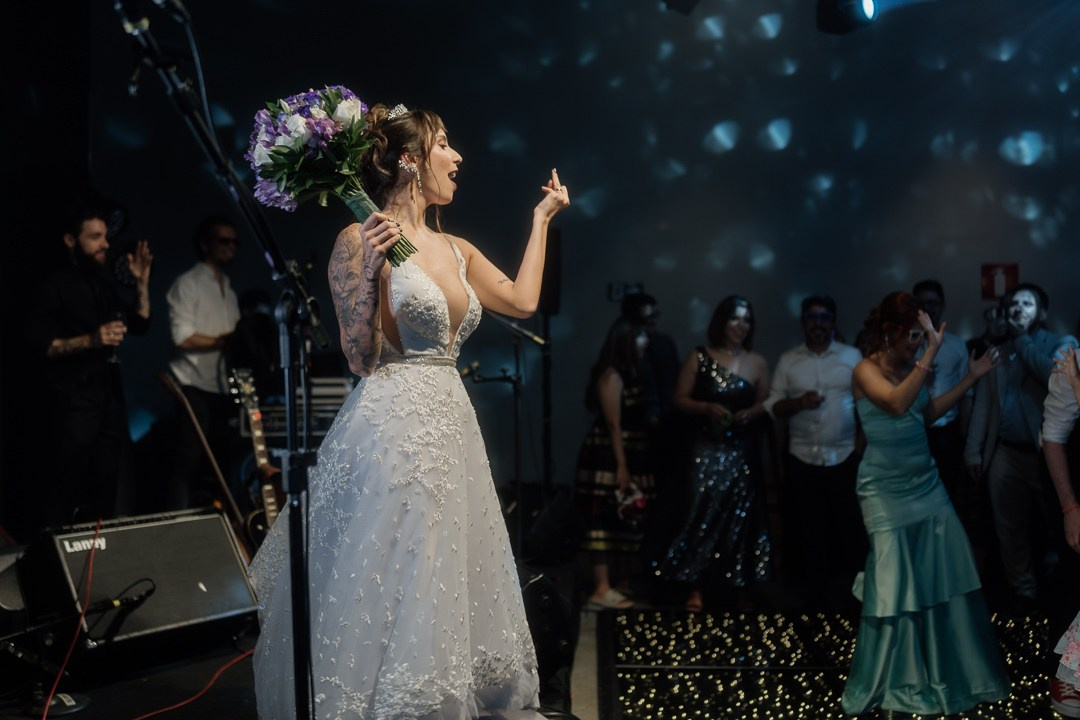 Casamento documental de Cecília e João no Liac Pampulha, em BH, com imagens espontâneas, emoções reais e estética contemporânea e refinada.