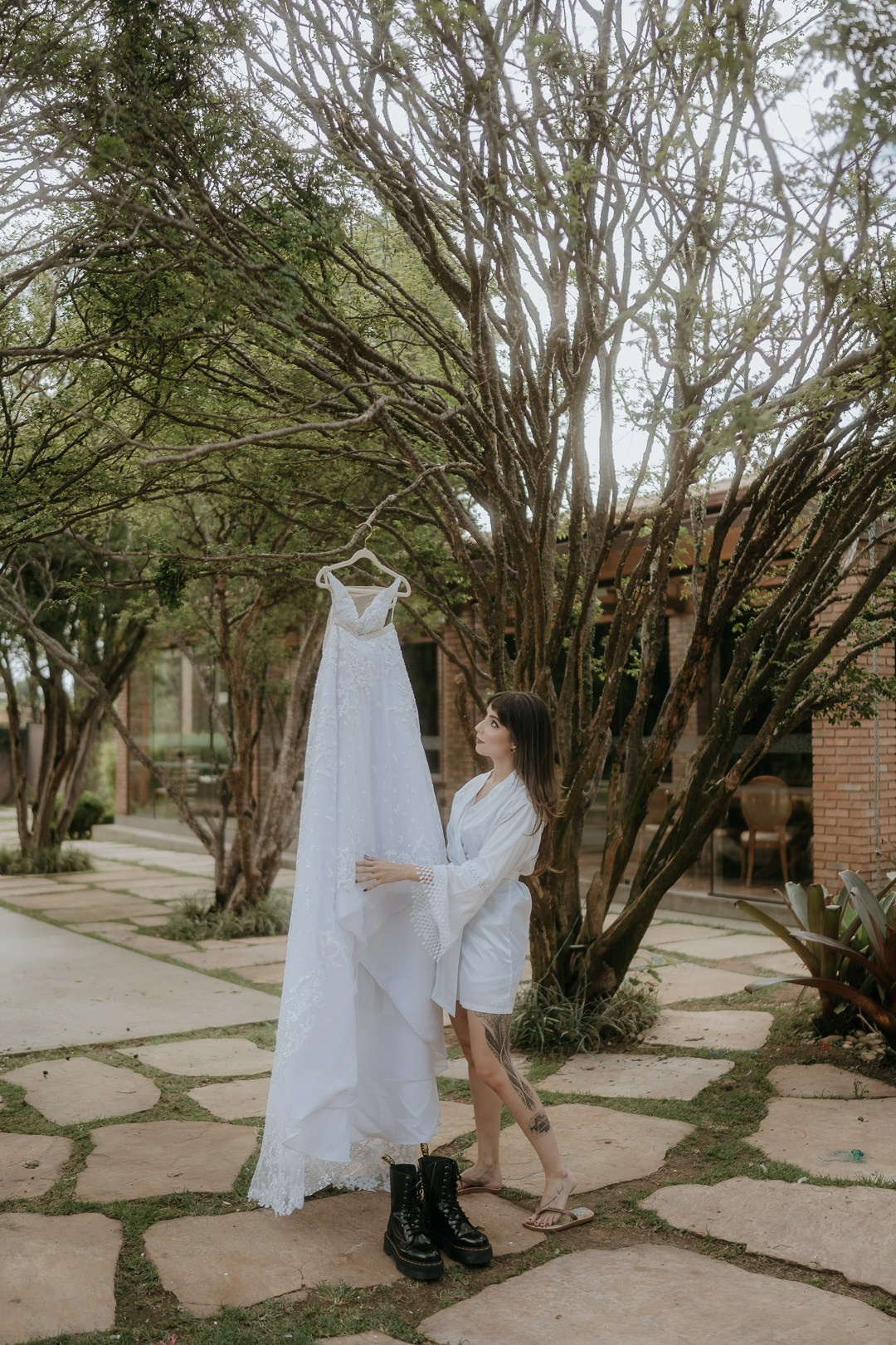 Cecília e João celebraram seu casamento no Liac Pampulha, em BH, com fotografias documentais e atemporais, valorizando emoções reais, conexão e espontaneidade.
