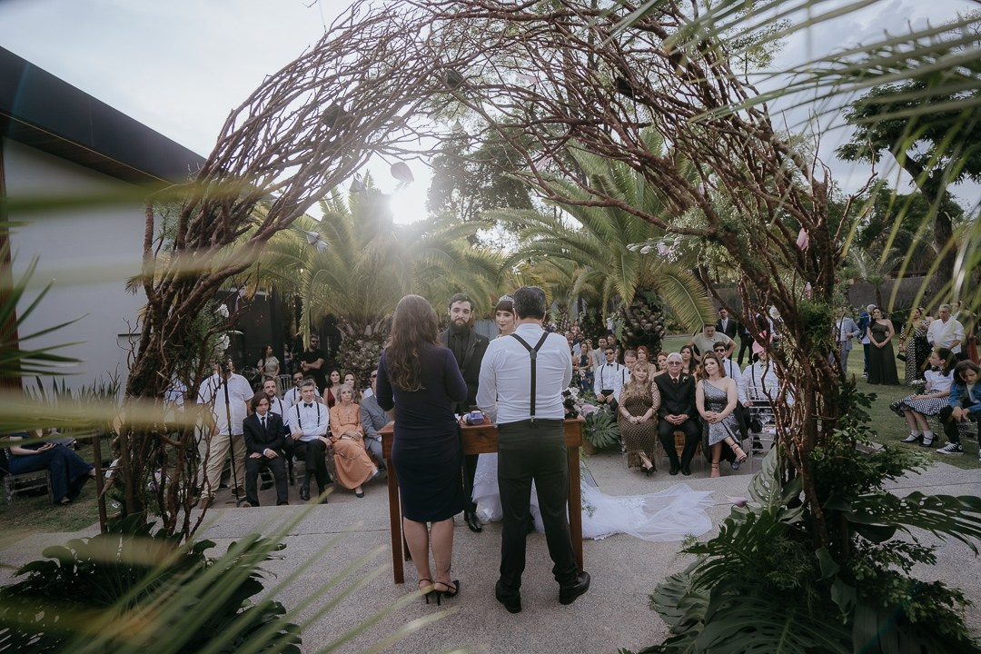 Fotografia documental de casamento no Liac Pampulha BH com Cecília e João. Um registro leve, espontâneo e sofisticado valorizando a conexão do casal e os momentos autênticos vividos ao longo do dia.
