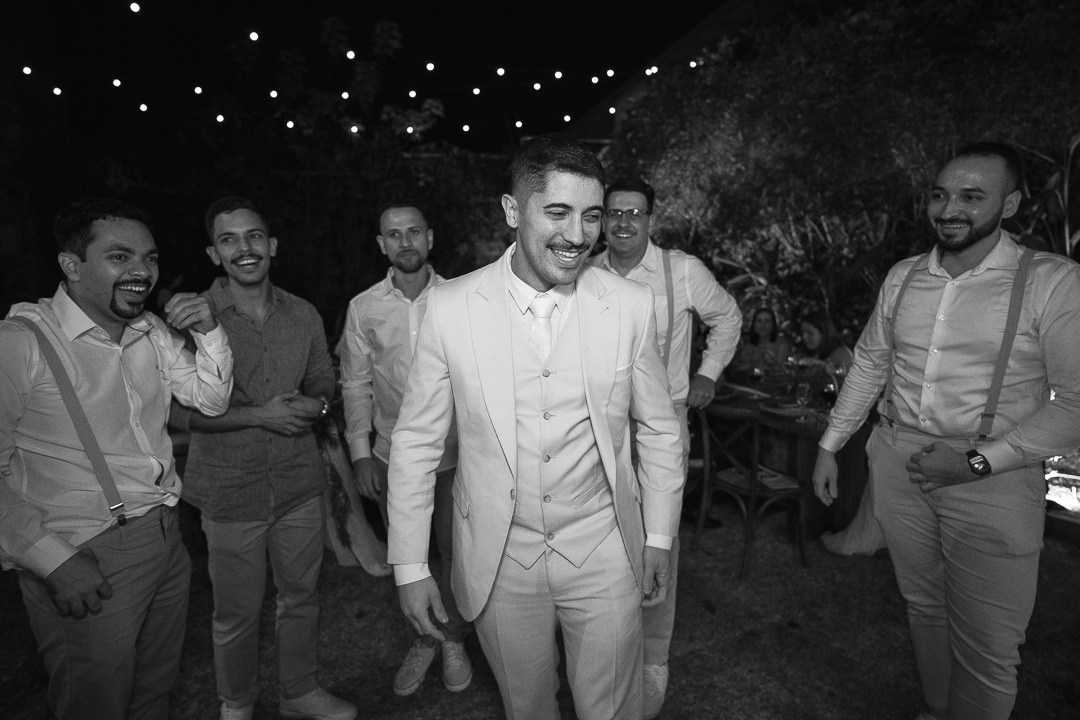 Casamento documental de Débora e André em Belo Horizonte com recepção sofisticada no Vila Rica Pampulha e convidados celebrando intensamente.