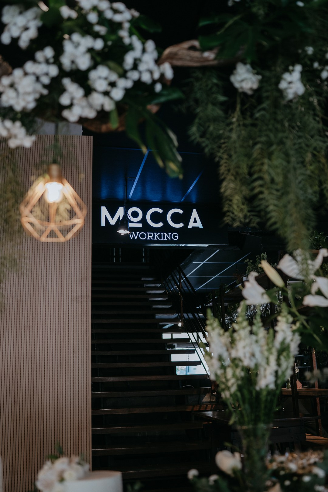 Julia e Leo celebraram o amor em um casamento intimista no Mocca Coffee & Meals, no Vila da Serra, em Nova Lima. A Edu e Josi Fotografia registrou emoções reais, abraços sinceros e momentos espontâneos através da fotografia documental.