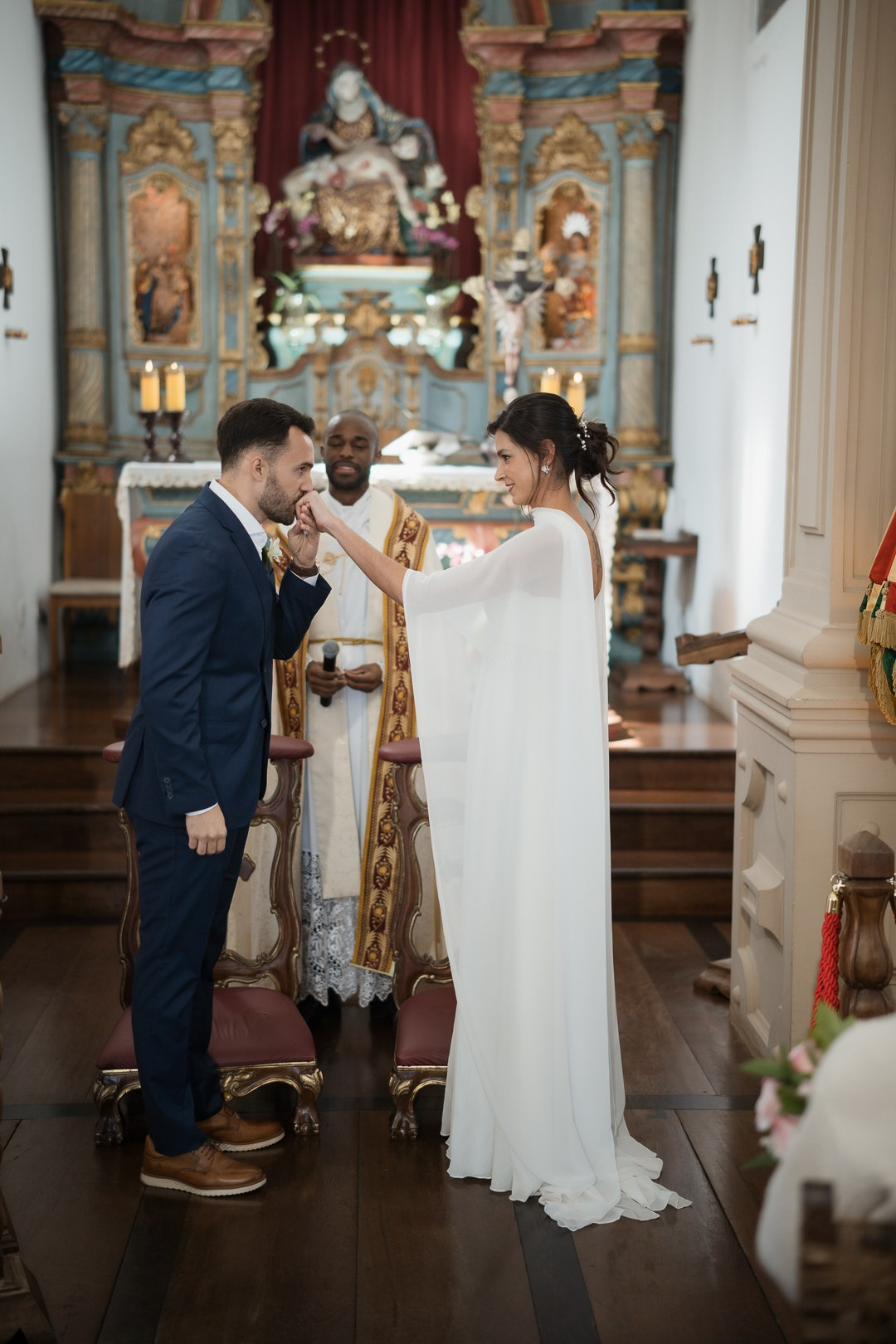 Julianne e Helder celebraram o amor no Santuário de Nossa Senhora da Piedade com cobertura da Edu e Josi Fotografia. Uma cerimônia emocionante cercada pelas paisagens da Serra da Piedade.