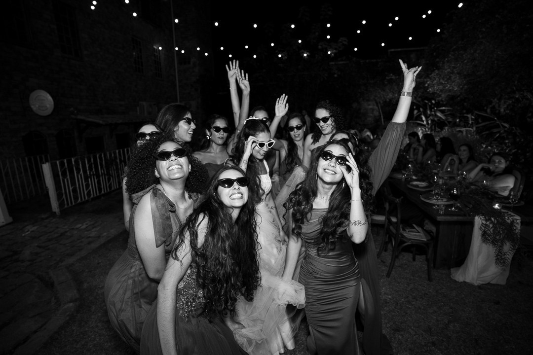 Festa de casamento de Débora e André no Vila Rica Pampulha MG com recepção sofisticada, convidados animados e cobertura documental da Edu e Josi Fotografia em Belo Horizonte.