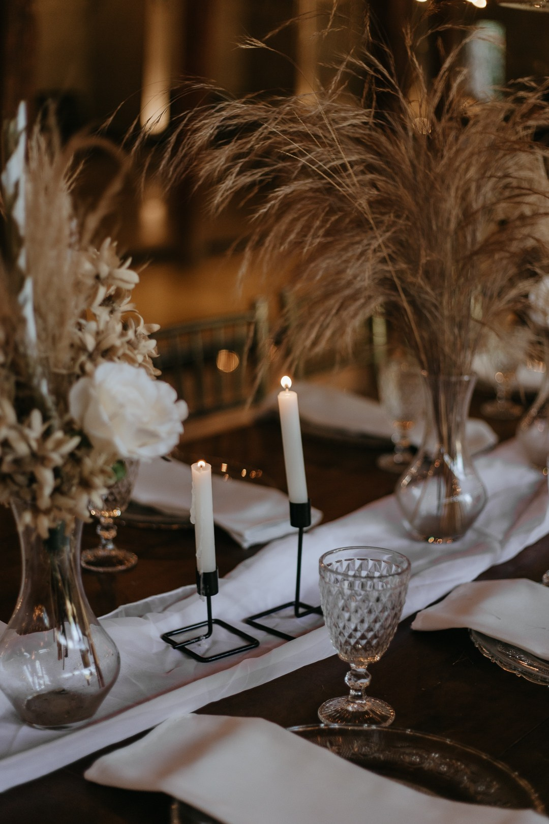 Casamento boho folk de Vivian e Paulo no Espaço Bodocó em Betim com cerimônia emocionante e muita conexão. A Edu e Josi Fotografia contou essa história através da fotografia documental e afetiva.