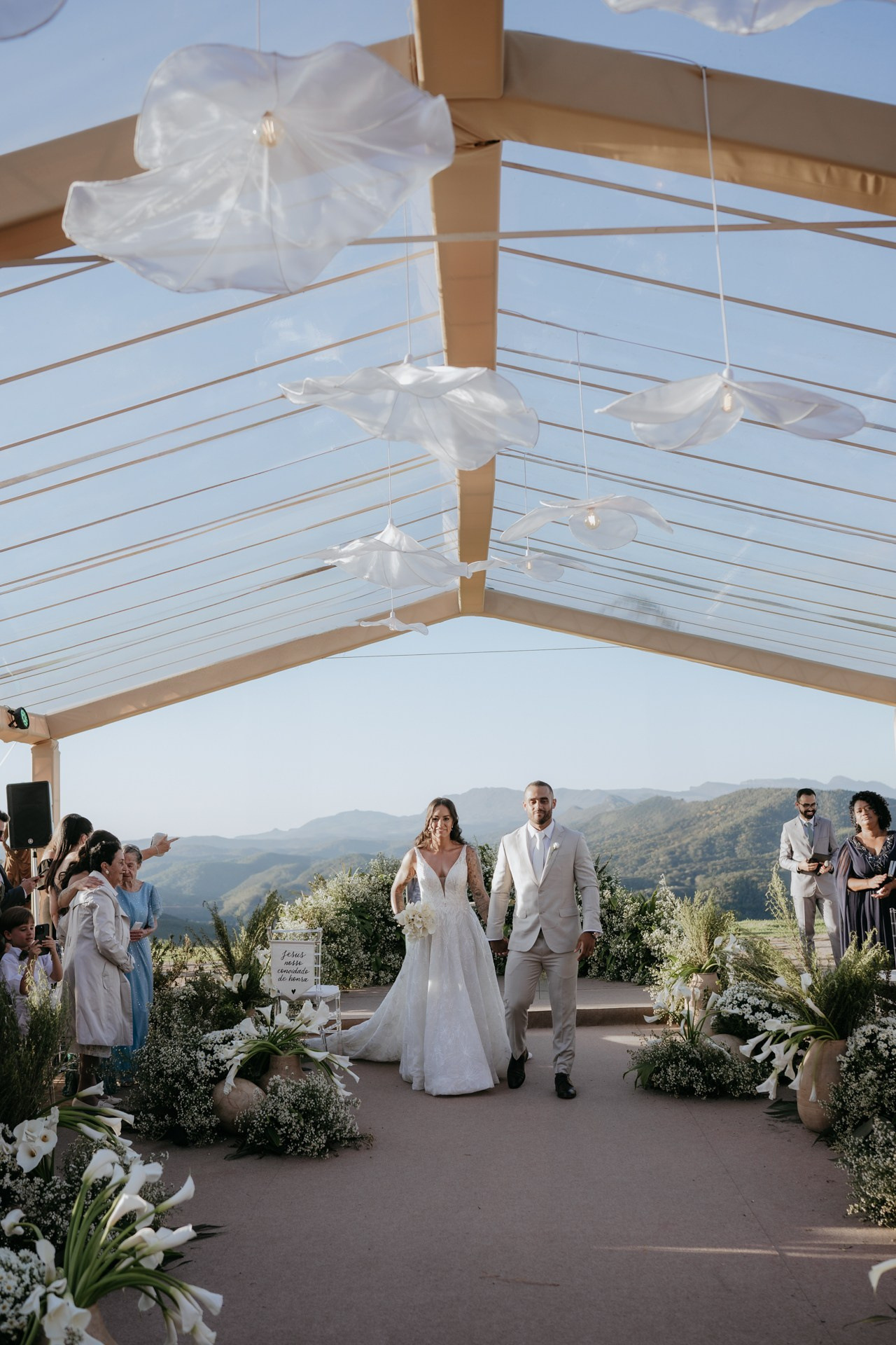 Fotografia de casamento documental de Andressa e Henrique no Vila Relicário em Ouro Preto realizada pela Edu e Josi Fotografia com clima romântico e luz natural do entardecer.