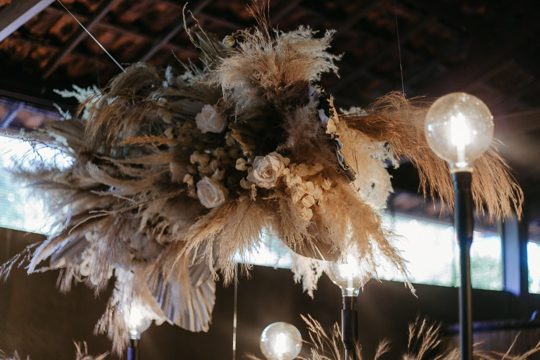 Vivian e Paulo disseram sim em um casamento boho folk no Espaço Bodocó, em Betim, cercados de emoção e personalidade. A Edu e Josi Fotografia fotografou cada instante com um olhar documental e afetivo.
