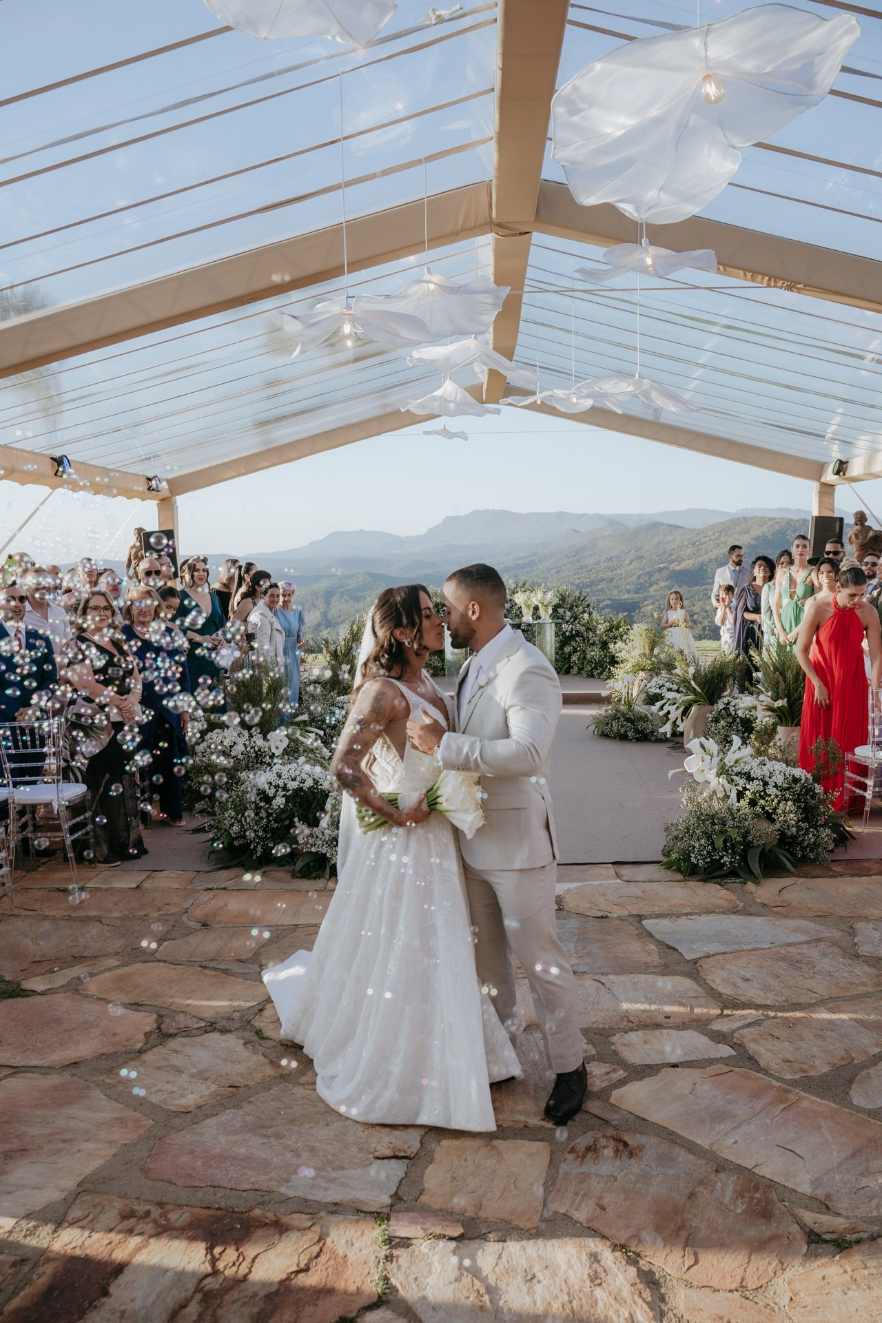 Fotografia documental de casamento em Ouro Preto MG com Andressa e Henrique no Vila Relicário realizada pela Edu e Josi Fotografia em cerimônia ao ar livre.