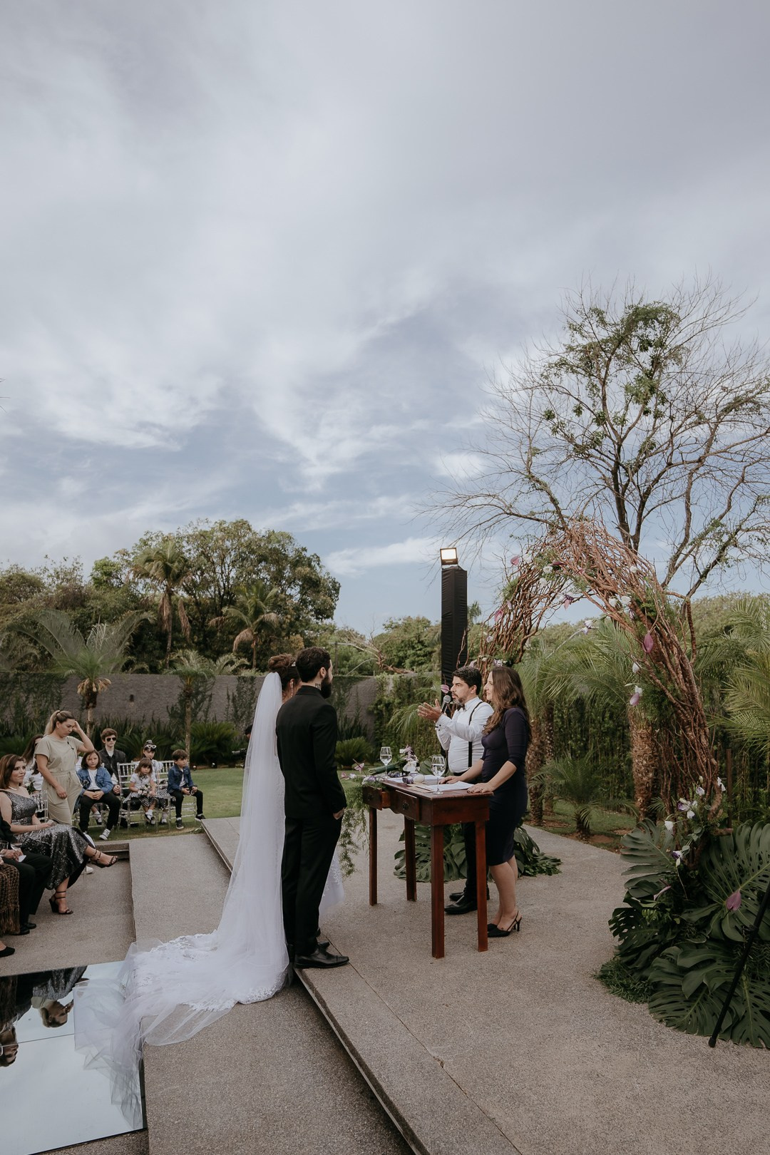 Casamento documental e elegante em Belo Horizonte com Cecília e João no Liac Pampulha, registrado de forma natural e verdadeira.