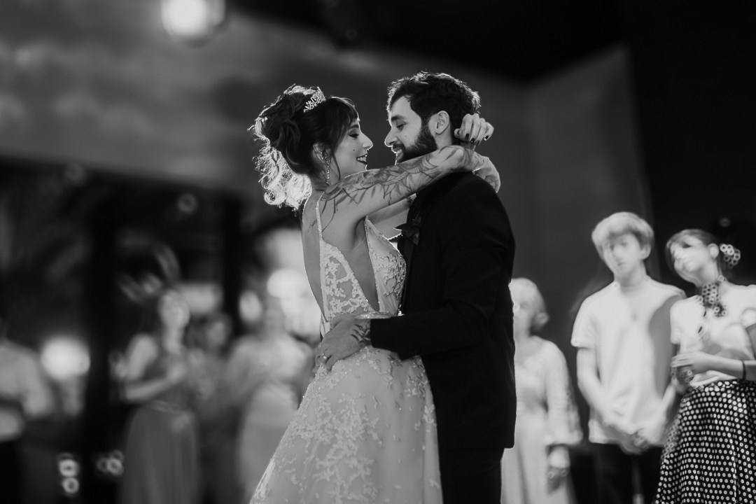 Casamento documental no Liac Pampulha em Belo Horizonte com Cecília e João em imagens autênticas, leves e sofisticadas feitas de forma verdadeira e atemporal.