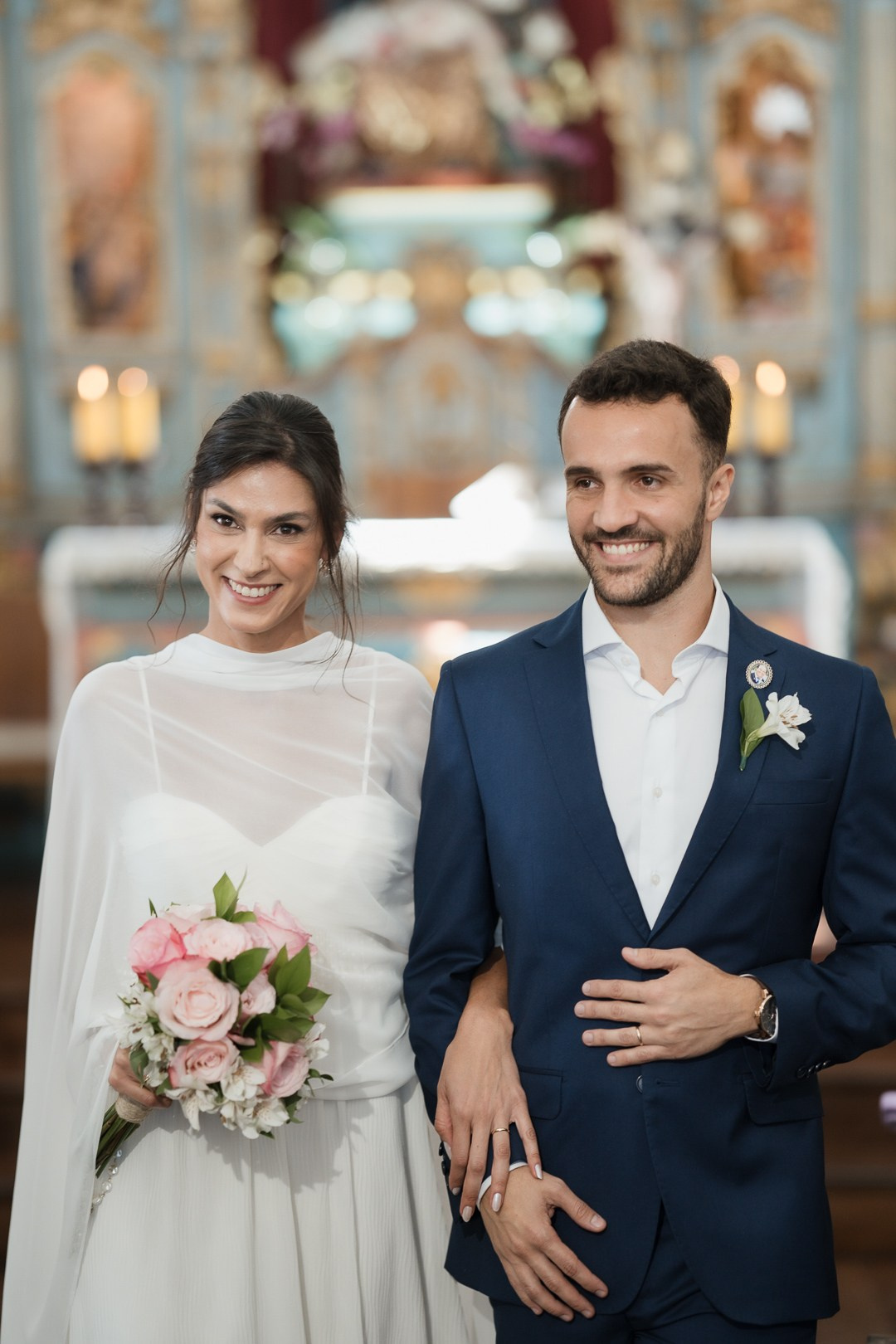 Julianne e Helder tiveram uma cerimônia emocionante na Capela da Serra da Piedade registrada pela Edu e Josi Fotografia com imagens autênticas e leves.