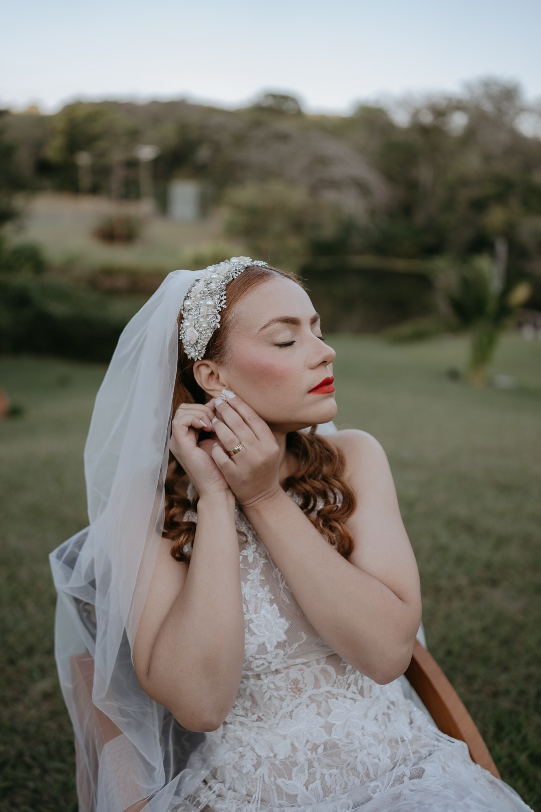 Vivian e Paulo escolheram o Espaço Bodocó para um casamento boho folk autêntico em Betim. A Edu e Josi Fotografia eternizou essa celebração através da fotografia documental e cheia de emoção.