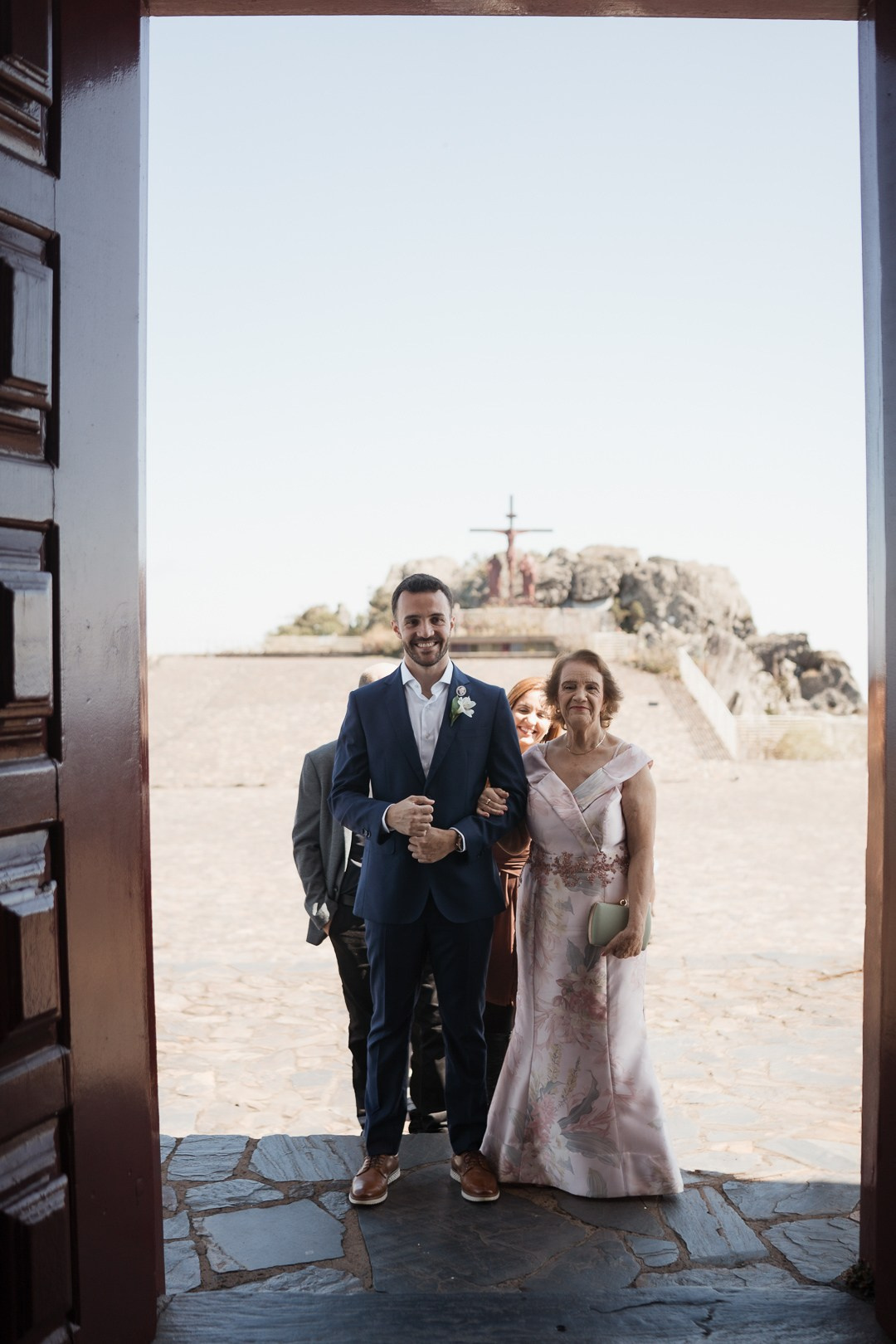Edu e Josi Fotografia registraram o casamento documental de Julianne e Helder no Santuário de Nossa Senhora da Piedade com imagens leves e naturais.