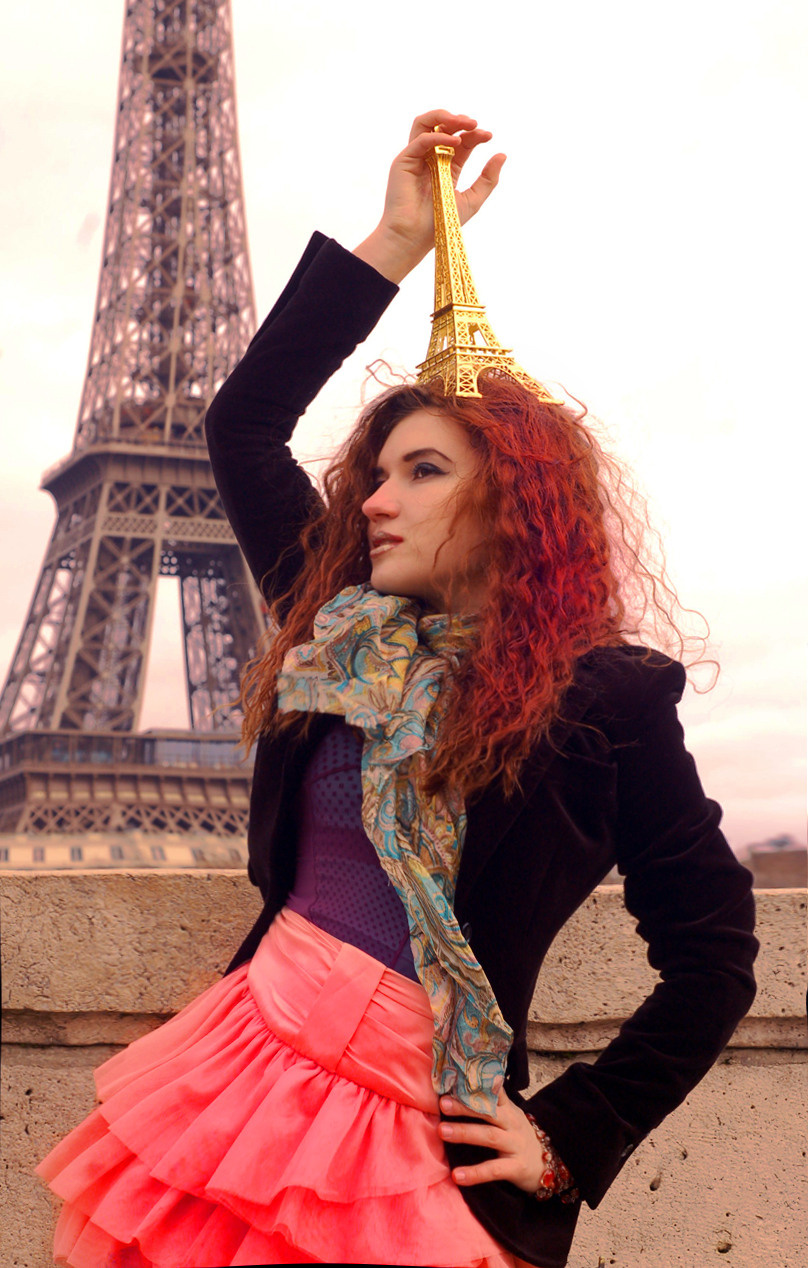 АИNA Vernov Nous avons besoin des photographes ANNA Paris France Tour Effeil 