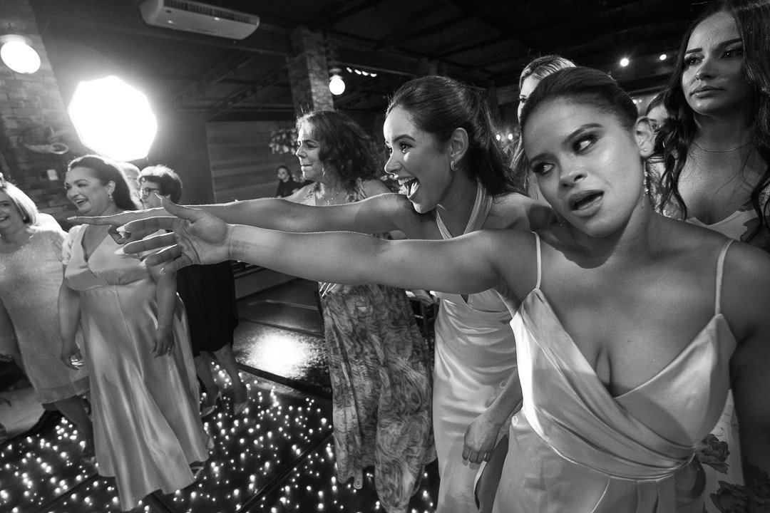 Fotografia documental da recepção de Inga e Jack no Olaria Eventos em Betim com pista lotada, emoção verdadeira e registros espontâneos da Edu e Josi Fotografia.