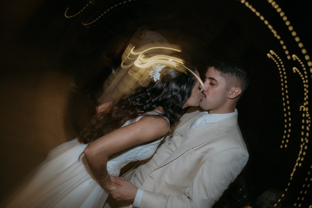 Débora e André celebraram seu casamento no Vila Rica Pampulha MG com uma festa elegante, dança animada e registros naturais da Edu e Josi Fotografia.