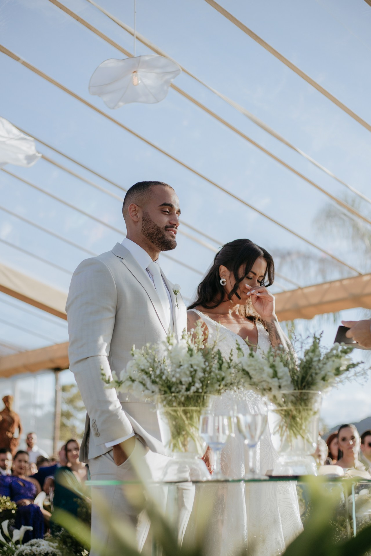 Casamento intimista de Andressa e Henrique no Vila Relicário em Ouro Preto registrado pela Edu e Josi Fotografia com fotografias leves e naturais do final de tarde.