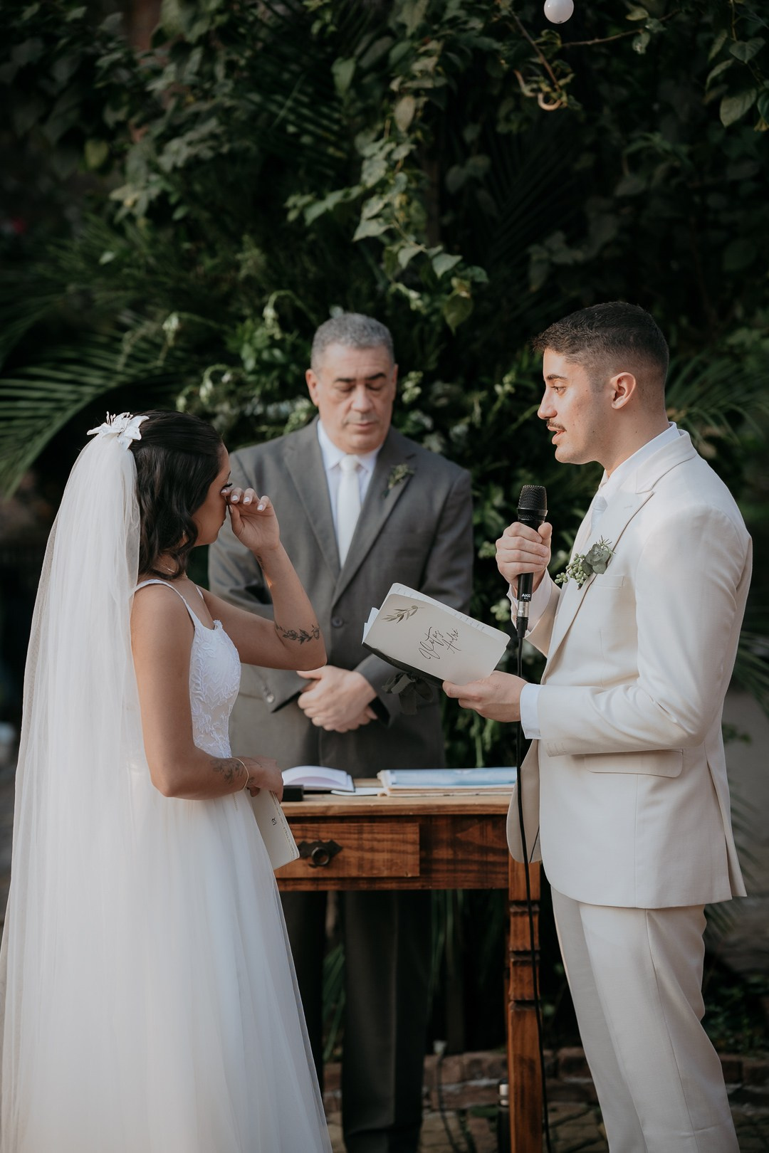 Casamento documental de Débora e André no Vila Rica Pampulha com imagens sofisticadas da Edu e Josi Fotografia e clima acolhedor.