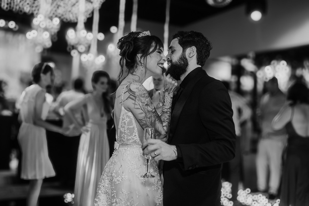 Casamento em Belo Horizonte no Liac Pampulha com Cecília e João. Fotografias documentais captando sorrisos espontâneos, abraços verdadeiros e momentos únicos vividos ao lado da família e amigos.