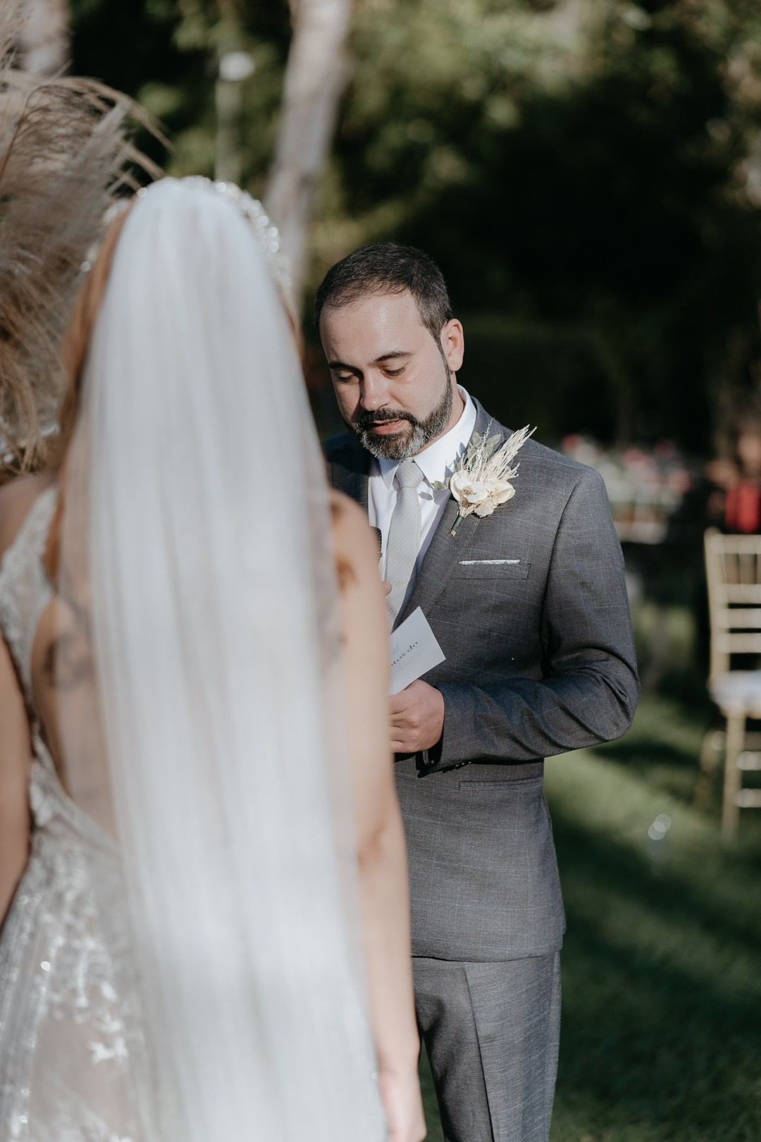 Troca de alianças no casamento de Vivian e Paulo no lindo Espaço Bodocó, em Betim, MG. Fotografia documental de casamento capturando o momento exato com luz natural. Inspiração para casamentos no autêntico estilo boho e folk. Imagem registrada pela equipe Edu e Josi Fotografia.