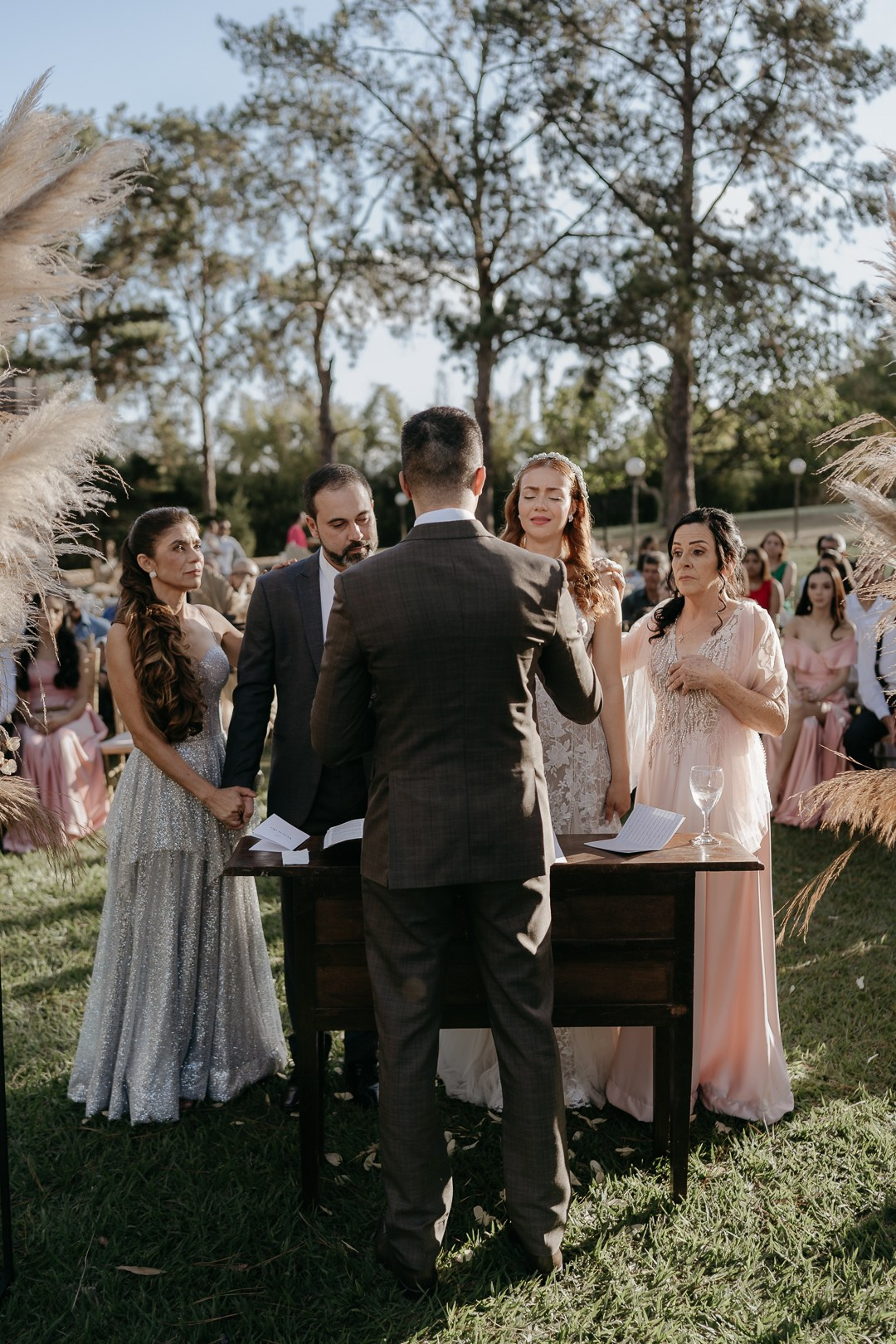 Vivian e Paulo celebraram um casamento intimista e emocionante no Espaço Bodocó, em Betim. A estética boho folk deu personalidade à celebração registrada pela Edu e Josi Fotografia de forma documental.