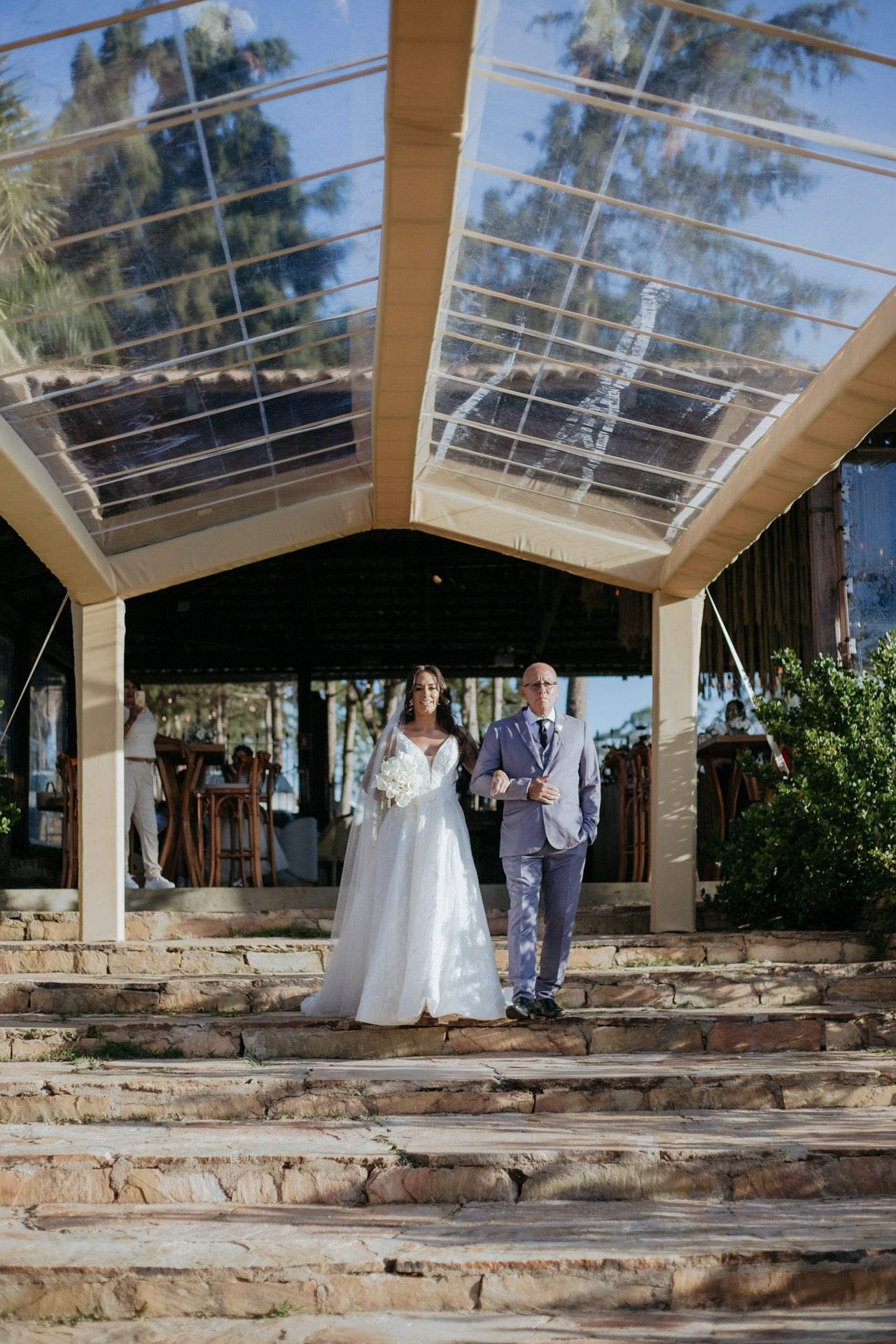 Fotografia espontânea de casamento documental de Andressa e Henrique no Vila Relicário realizada pela Edu e Josi Fotografia.