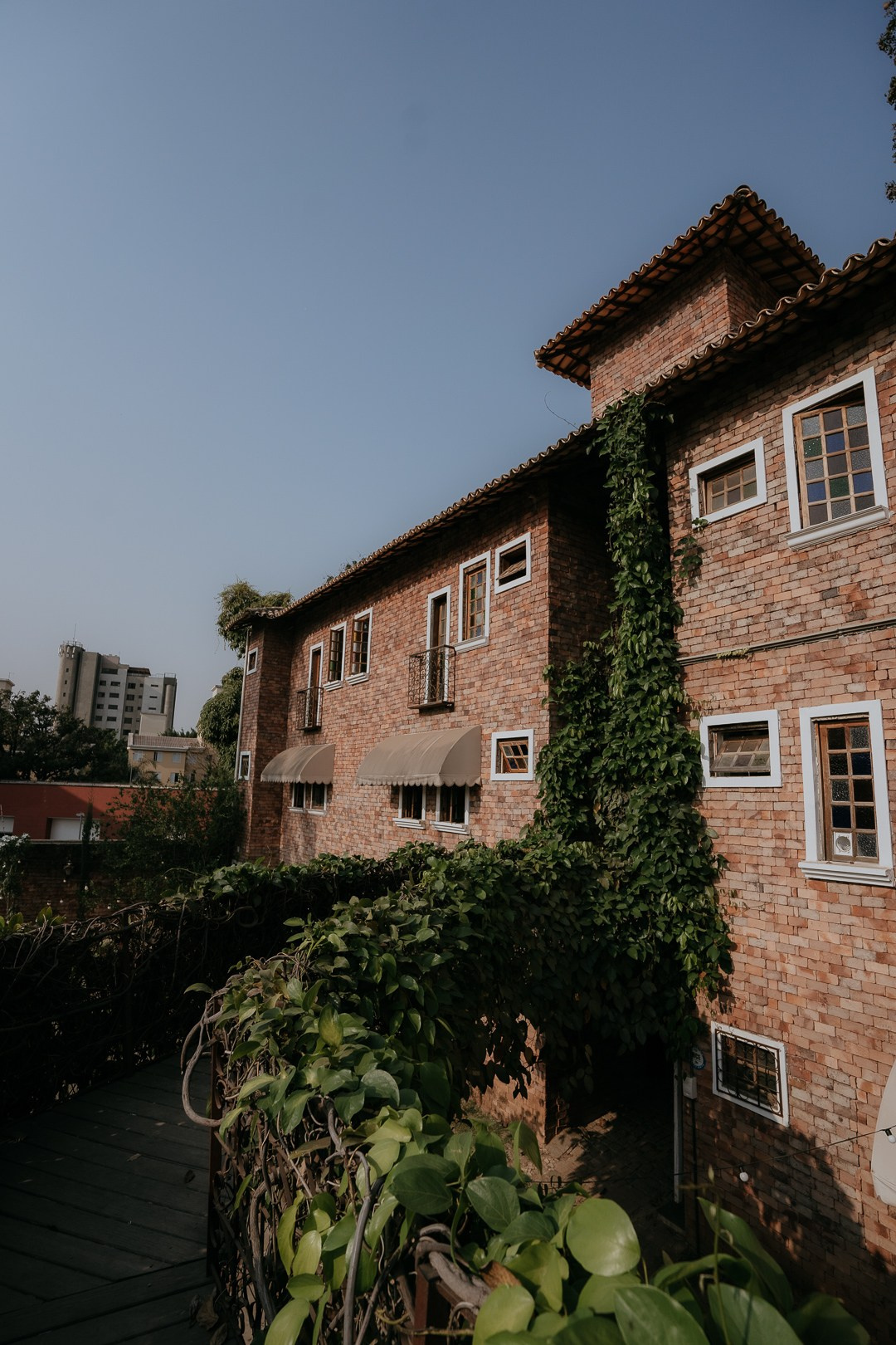 Casamento documental em Belo Horizonte com Débora e André no Vila Rica Pampulha registrado pela Edu e Josi Fotografia com cerimônia romântica.