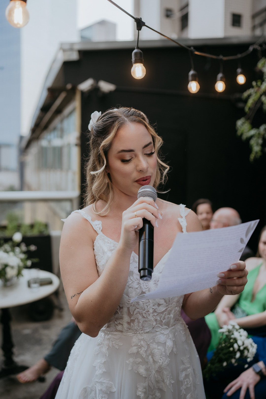 Casamento intimista de Julia e Leo no Mocca Coffee & Meals com uma atmosfera leve e emocionante. A Edu e Josi Fotografia fotografou cada detalhe de forma espontânea e afetiva.