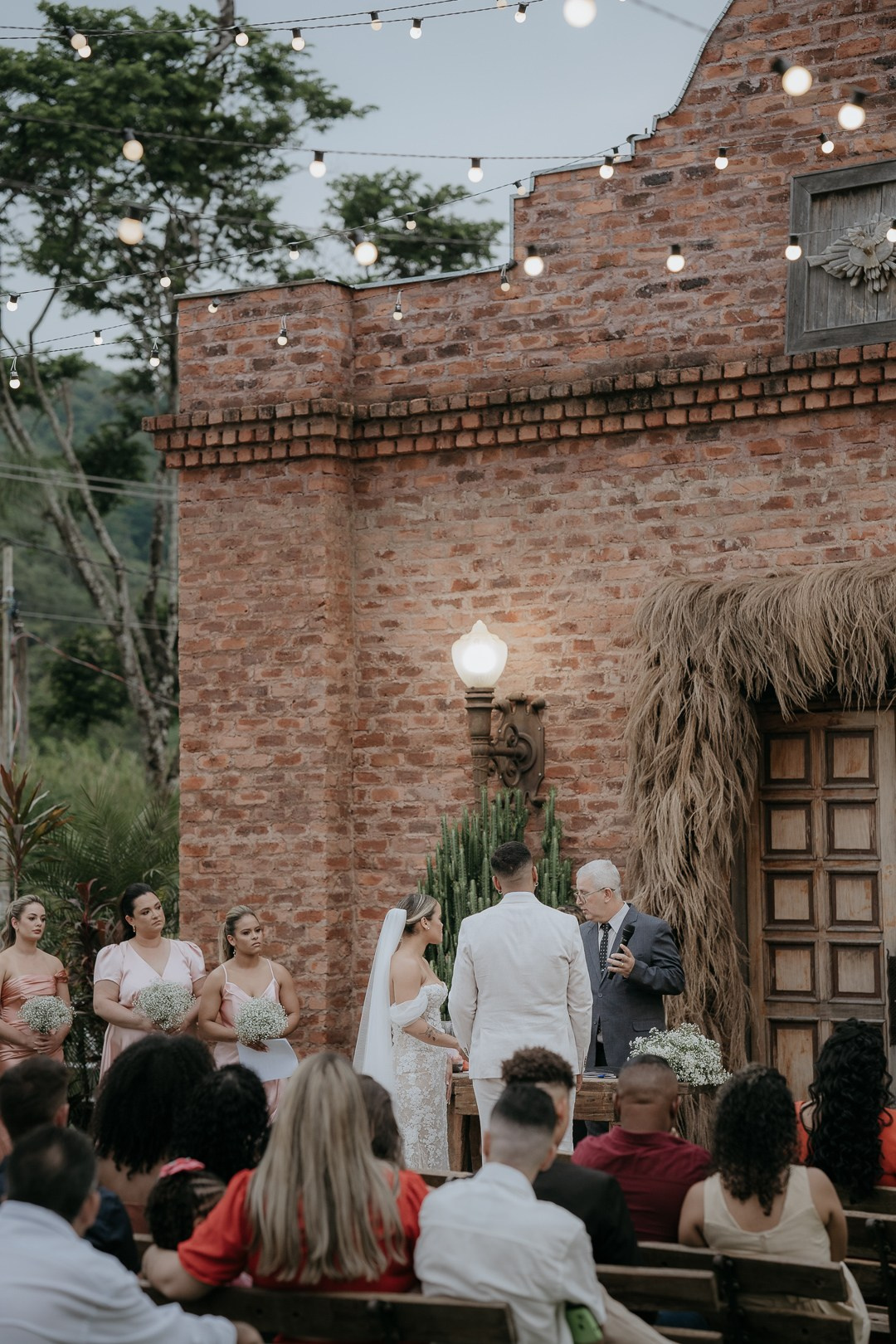 Inga e Jack celebraram um casamento elegante no Olaria Eventos em Betim com cobertura documental da Edu e Josi Fotografia e registros naturais cheios de emoção.