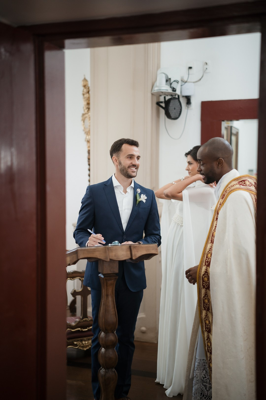 Edu e Josi Fotografia registraram cada emoção do casamento de Julianne e Helder na Serra da Piedade com estilo documental e espontâneo em Minas Gerais.