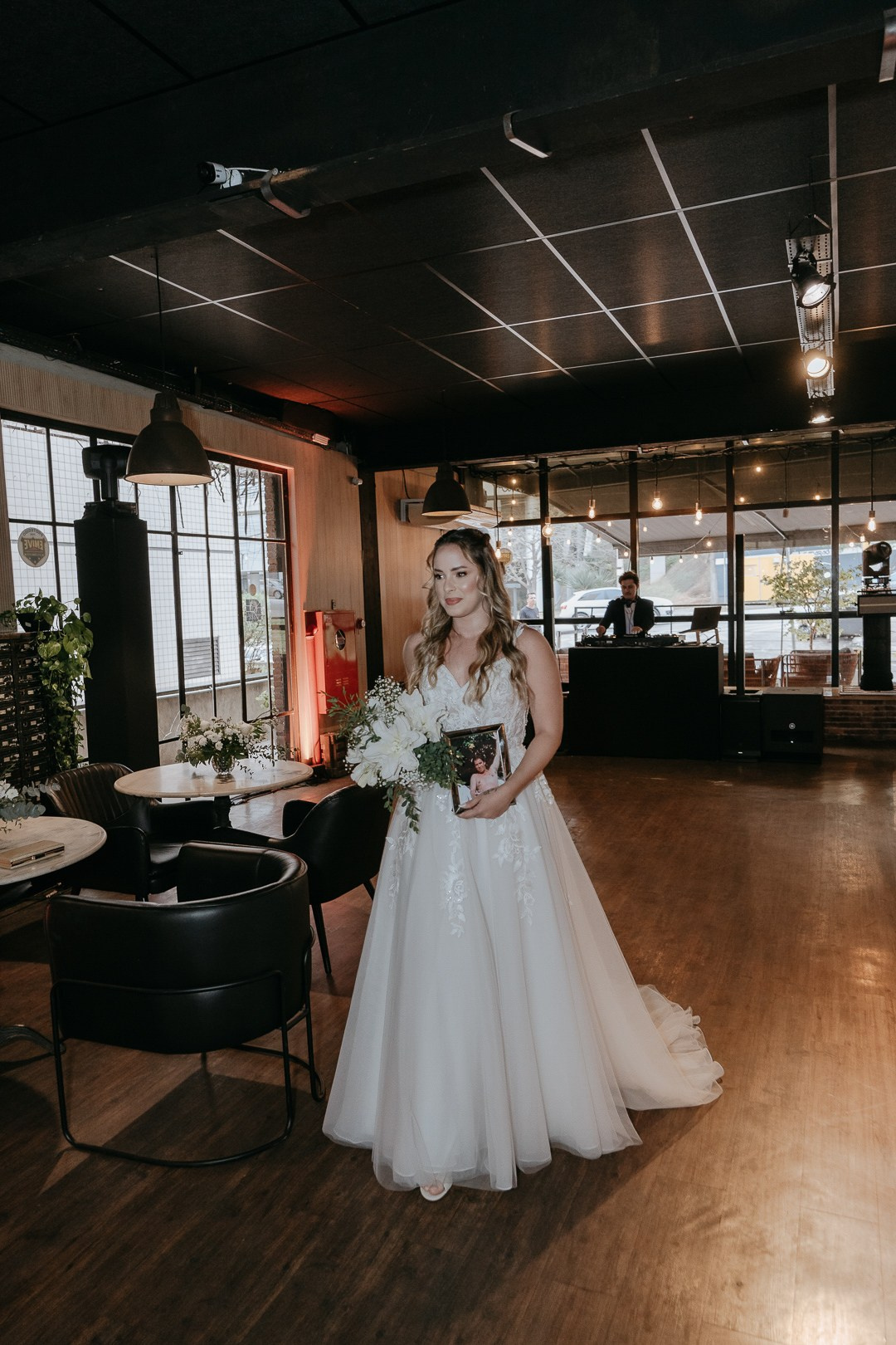 Casamento de Julia e Leo no Mocca Coffee & Meals em Nova Lima MG com atmosfera intimista, emoção verdadeira e fotografia documental. A Edu e Josi Fotografia registrou cada detalhe com sensibilidade.