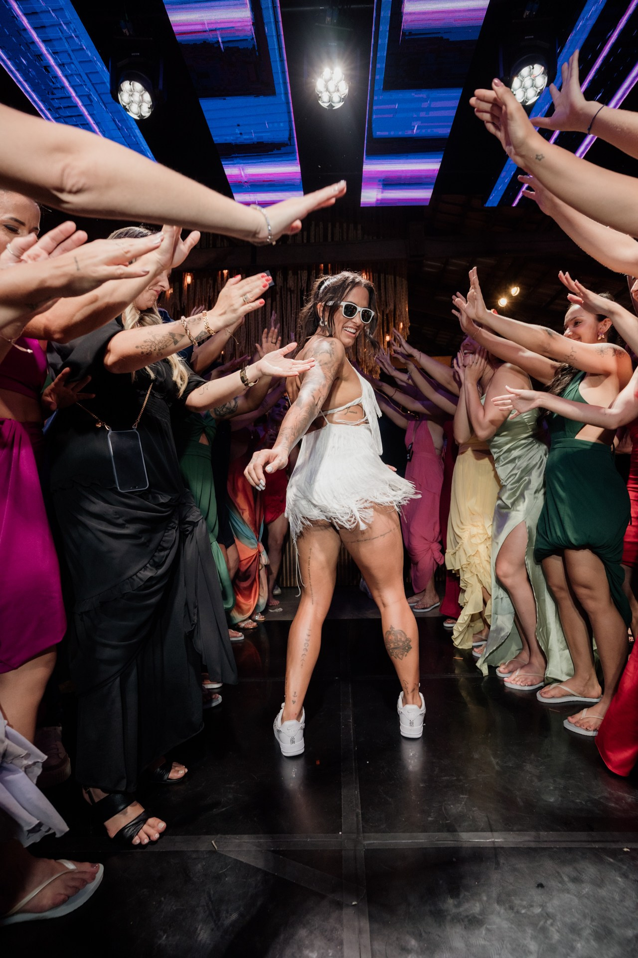 Fotografia da pista de dança no casamento de Andressa e Henrique no Vila Relicário em Ouro Preto MG com momentos espontâneos e muita alegria registrada documentalmente.