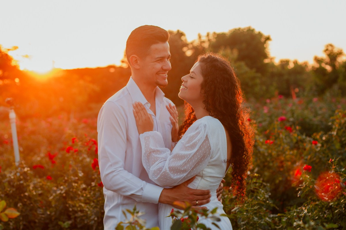 Ensaio de Casal em Holambra no Campo de Flores e Pôr do Sol | Joyce Maria Fotografia. Joyce Maria Fotografia | Fotógrafa em Holambra