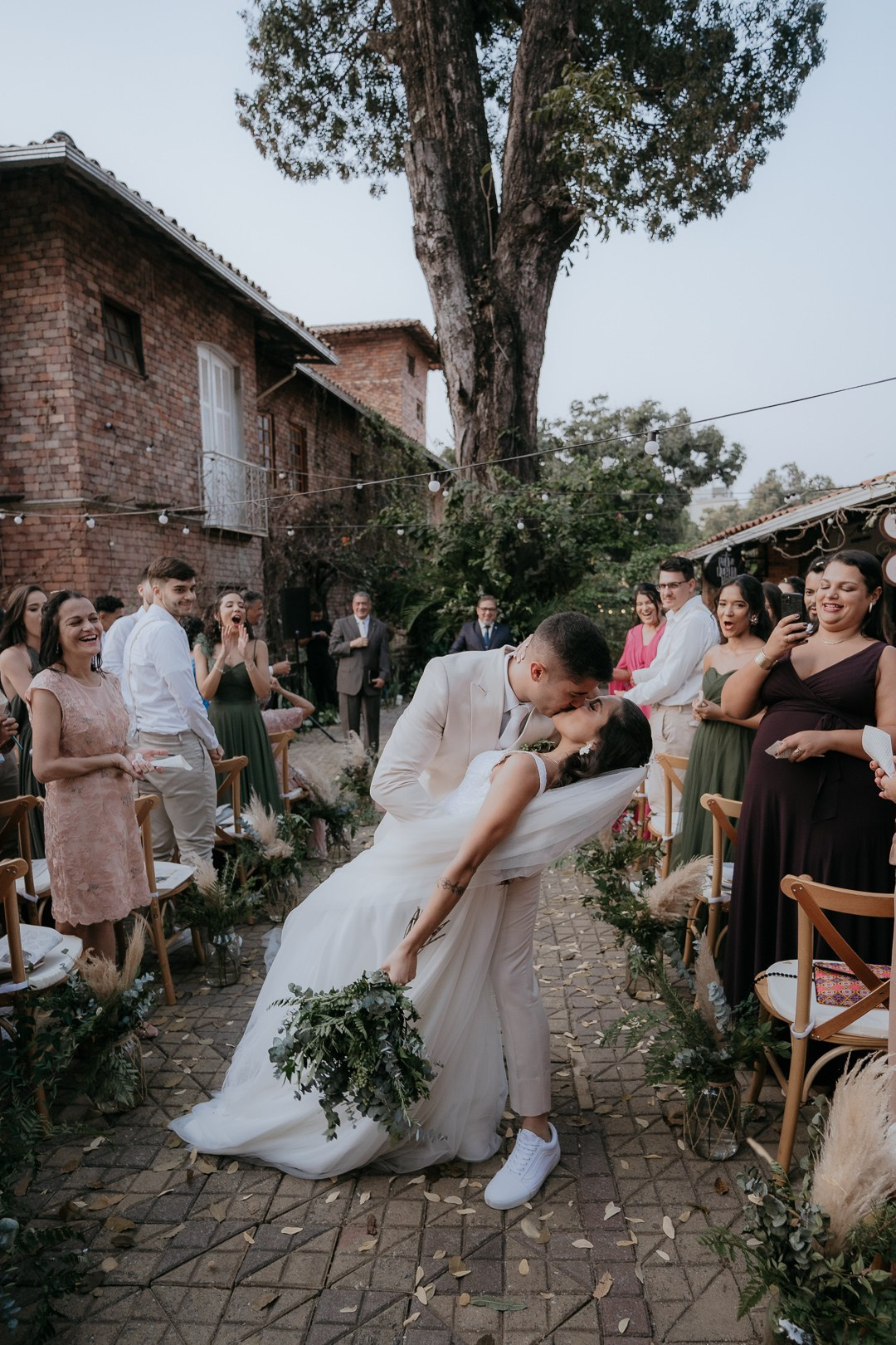 Fotografia natural e elegante de casamento no Vila Rica Pampulha com Débora e André realizada pela Edu e Josi Fotografia com luz do pôr do sol.
