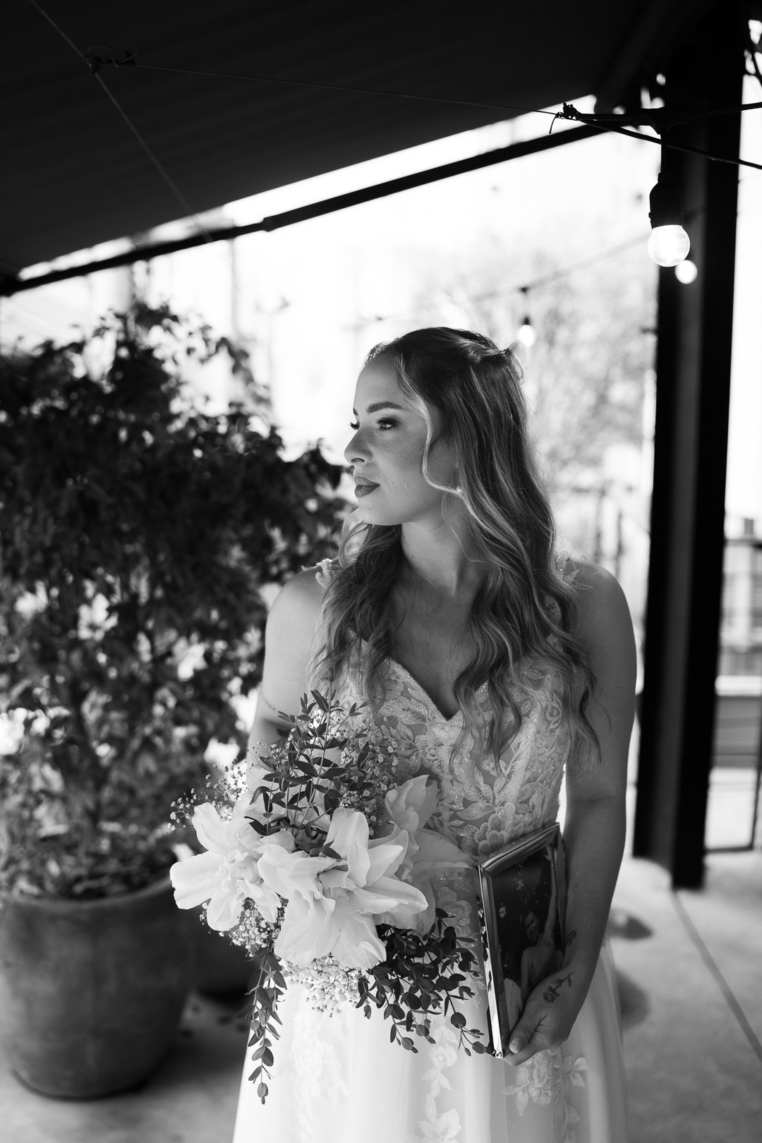 Casamento intimista de Julia e Leo no Mocca Coffee & Meals, no Vila da Serra, com clima acolhedor e emoções sinceras. A Edu e Josi Fotografia eternizou tudo através da fotografia documental.