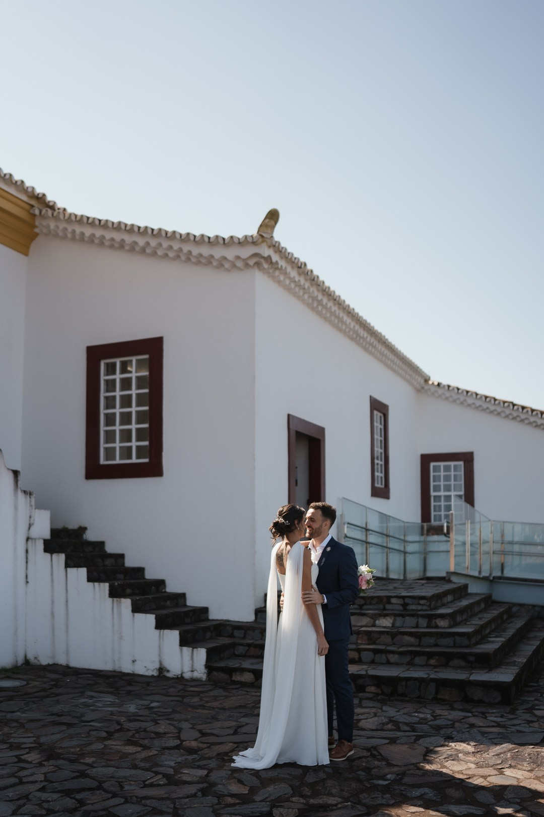 Julianne e Helder celebraram o amor na Capela do Santuário de Nossa Senhora da Piedade com fotografia documental sofisticada da Edu e Josi Fotografia em Minas Gerais.