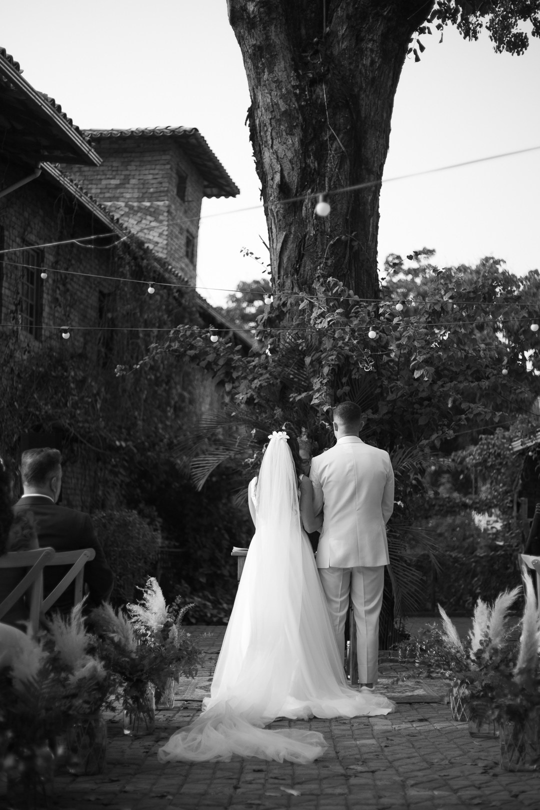 Casamento elegante no Vila Rica Pampulha MG com Débora e André e fotografia documental da Edu e Josi Fotografia ao entardecer.