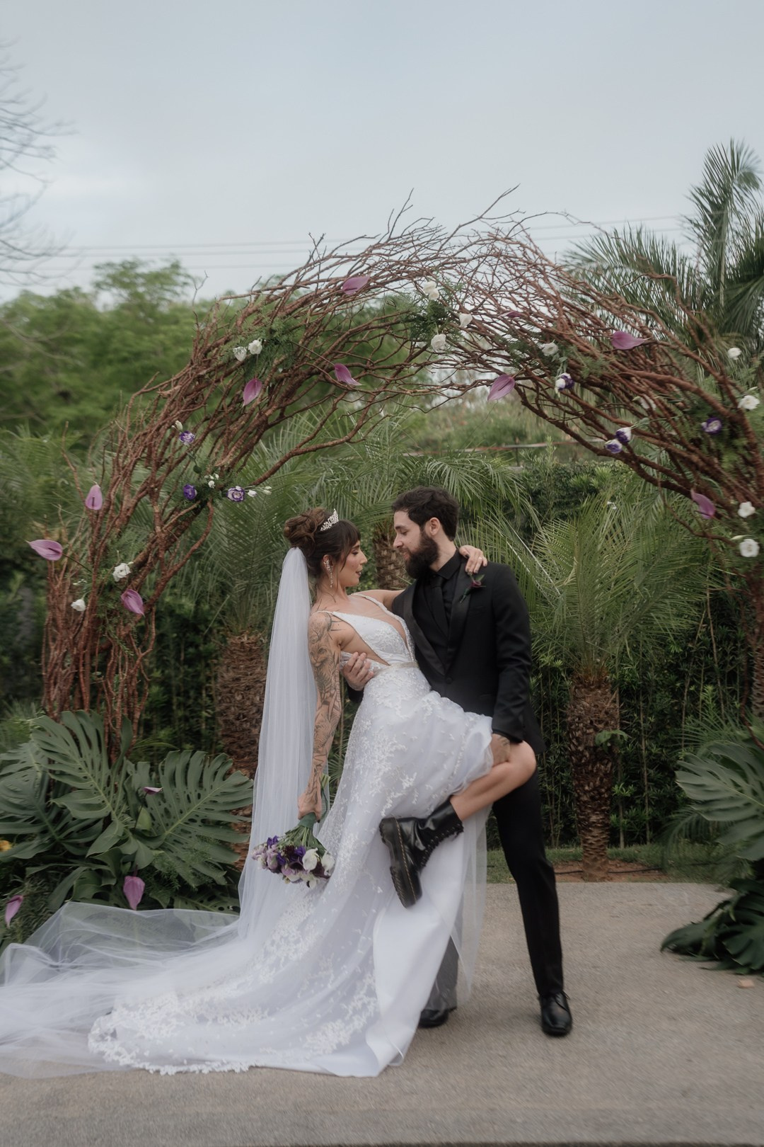 Fotografia documental no Liac Pampulha Belo Horizonte com Cecília e João. Um casamento leve, sofisticado e cheio de autenticidade registrado com sensibilidade e olhar artístico.